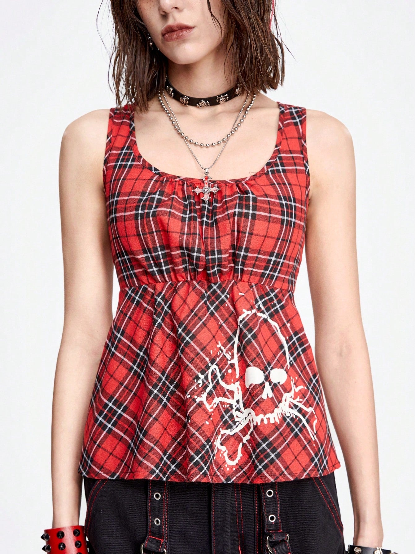 ROMWE Grunge Punk Camiseta ajustada de calaveras impresas sexys y dulces con escote cuadrado y patrón de cuadros plisados para mujeres