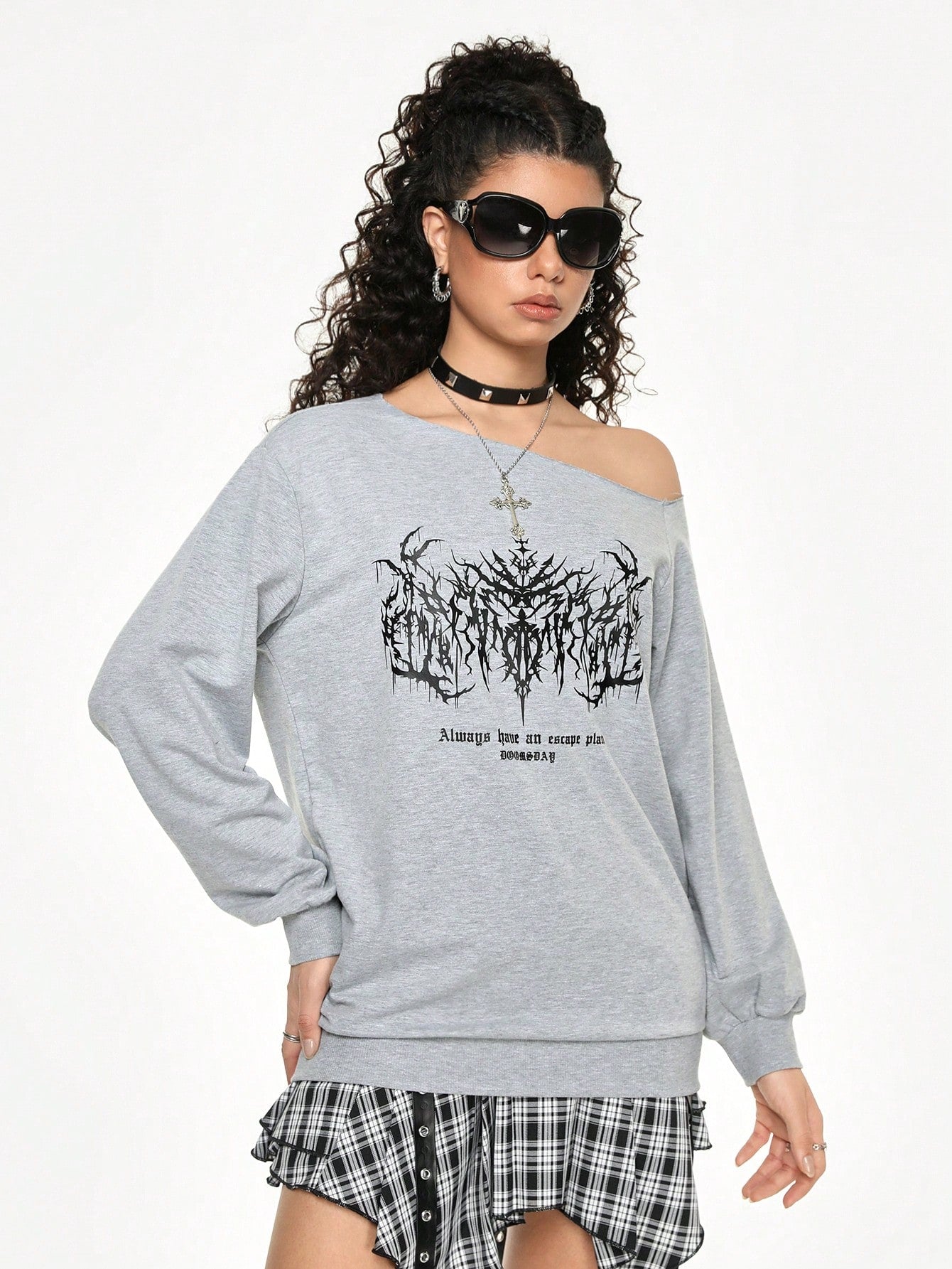 ROMWE Grunge Punk Sudadera con hombros abiertos con estampado de lemas punk para mujer
