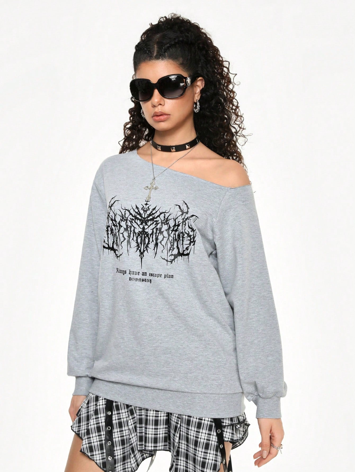 ROMWE Grunge Punk Sudadera con hombros abiertos con estampado de lemas punk para mujer