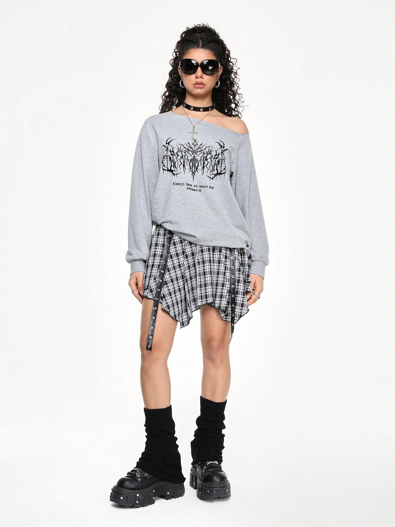 ROMWE Grunge Punk Sudadera con hombros abiertos con estampado de lemas punk para mujer