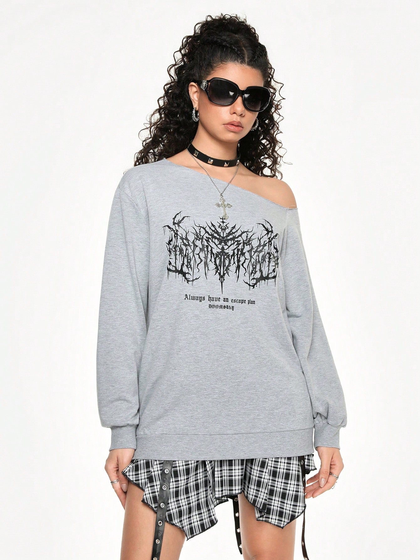 ROMWE Grunge Punk Sudadera con hombros abiertos con estampado de lemas punk para mujer