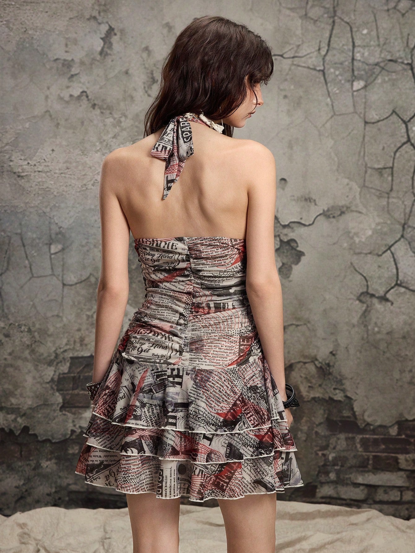 ROMWE Grunge Punk Vestido mini sin mangas con volantes y estampado de periódico, de moda callejera estadounidense para mujeres