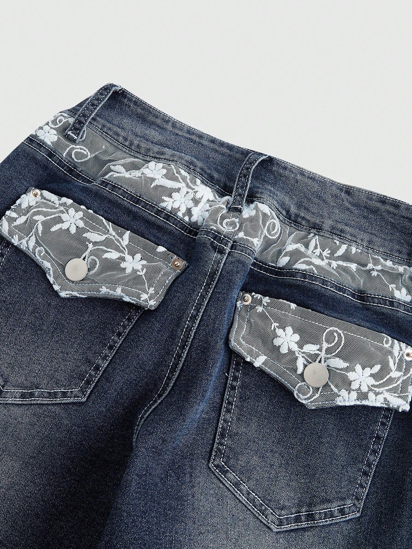 ROMWE Jeans entallados y acampanados con bolsillos y encaje contrastante en estilo dulce y sexy Y2K para mujer