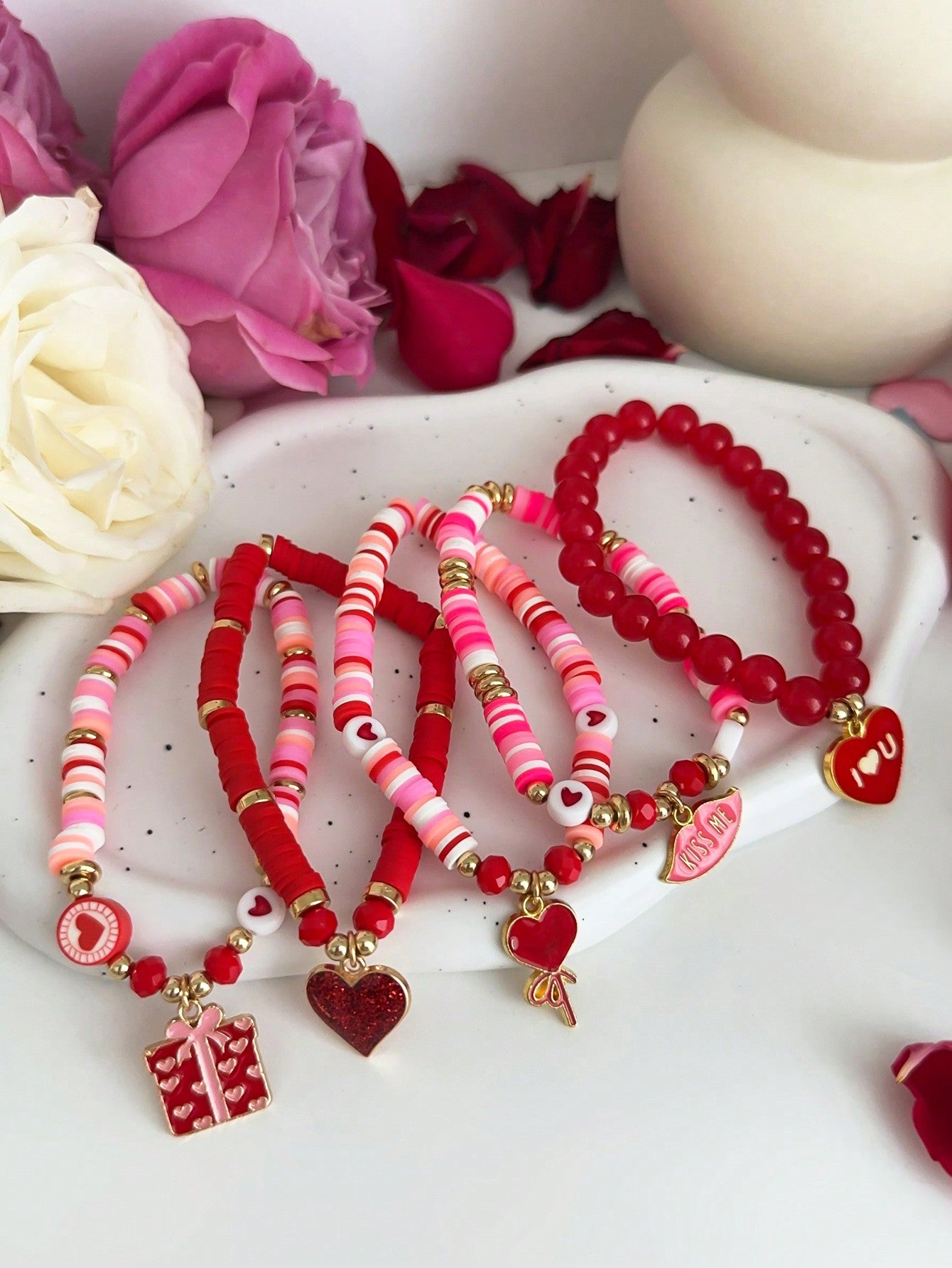 ROMWE Kawaii Set de 5 piezas de pulseras con colgante de corazón lindo en estilo Y2K de arcilla polimérica, regalo para familia y amigos en el Día de San Valentín, mamá, madre, Día de la Madre