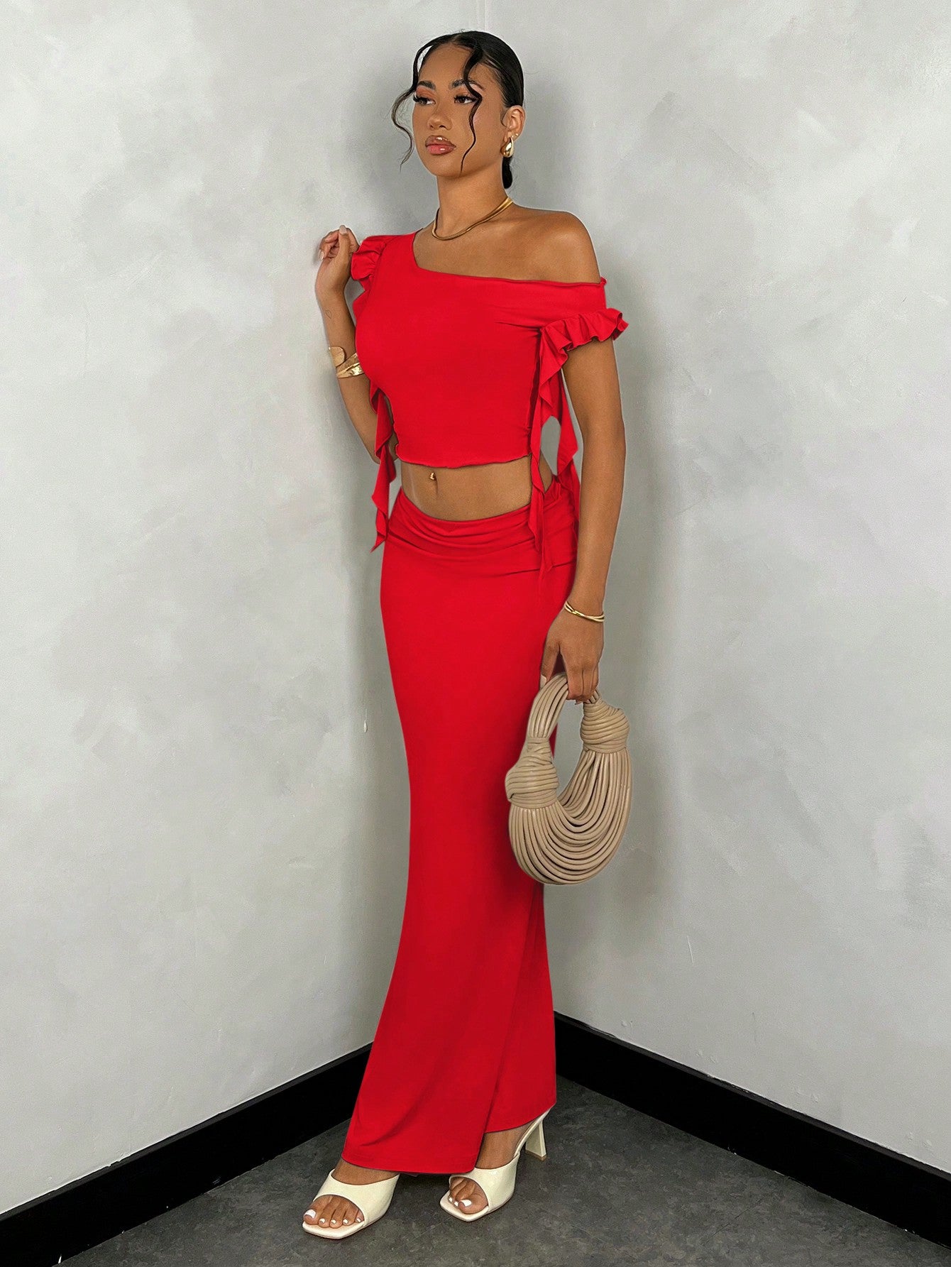 SHEIN BAE Conjunto de 2 piezas con blusa asimétrica de hombro con volantes de unicolor de verano + falda de satén de cola de pez