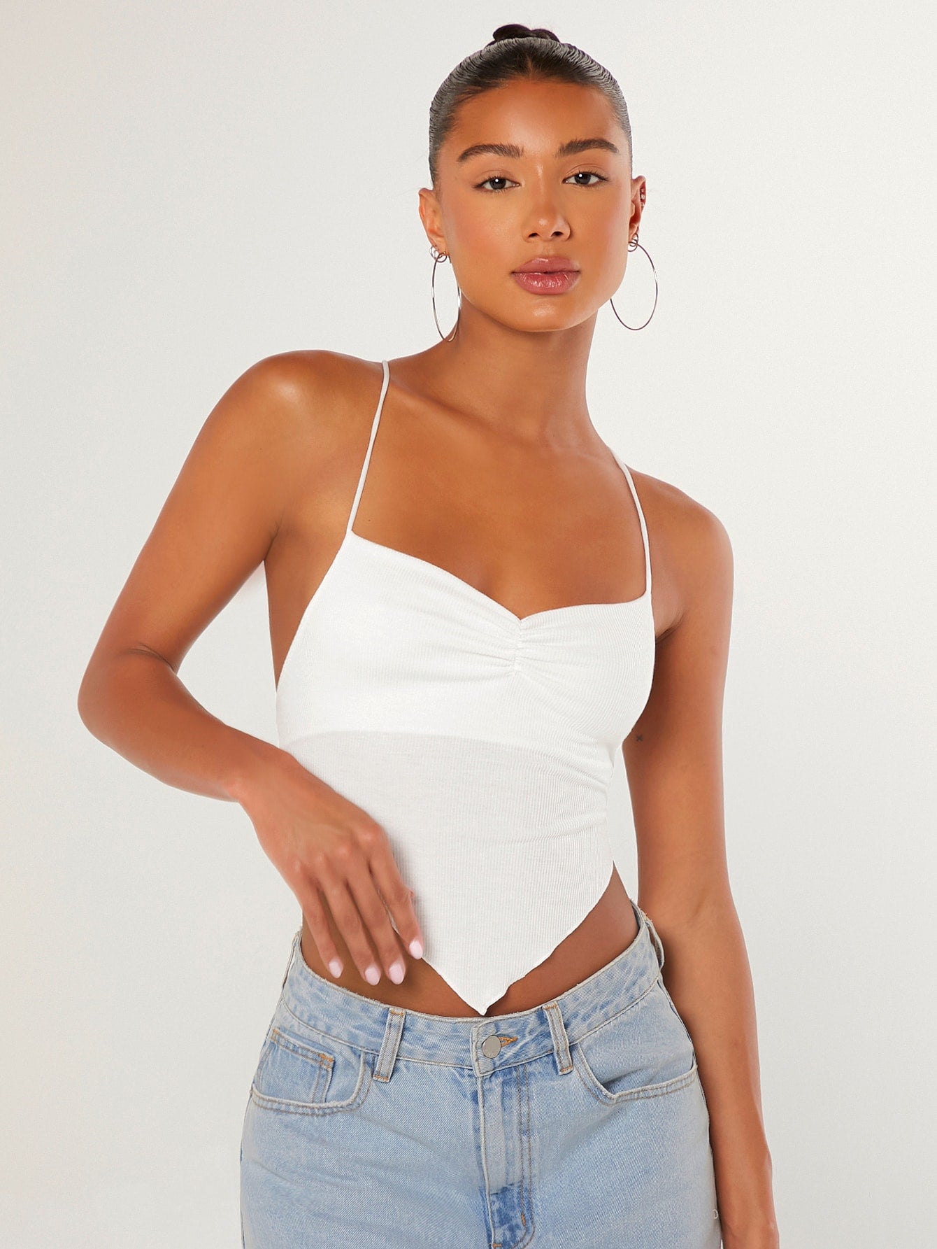 SHEIN BAE Top de tirantes fruncido cruzado de espalda abierta con cordón bajo hanky