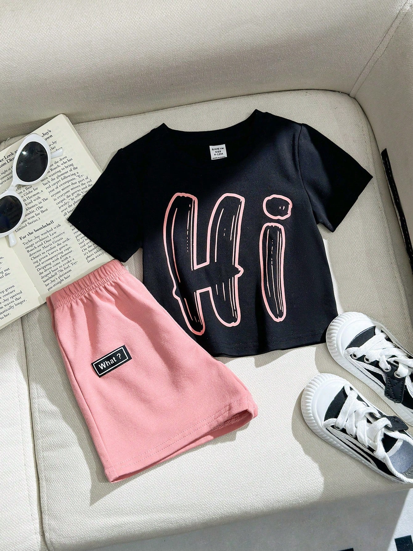 SHEIN Conjunto informal para niña preadolescente con camiseta de cuello redondo y mangas cortas impresa y shorts