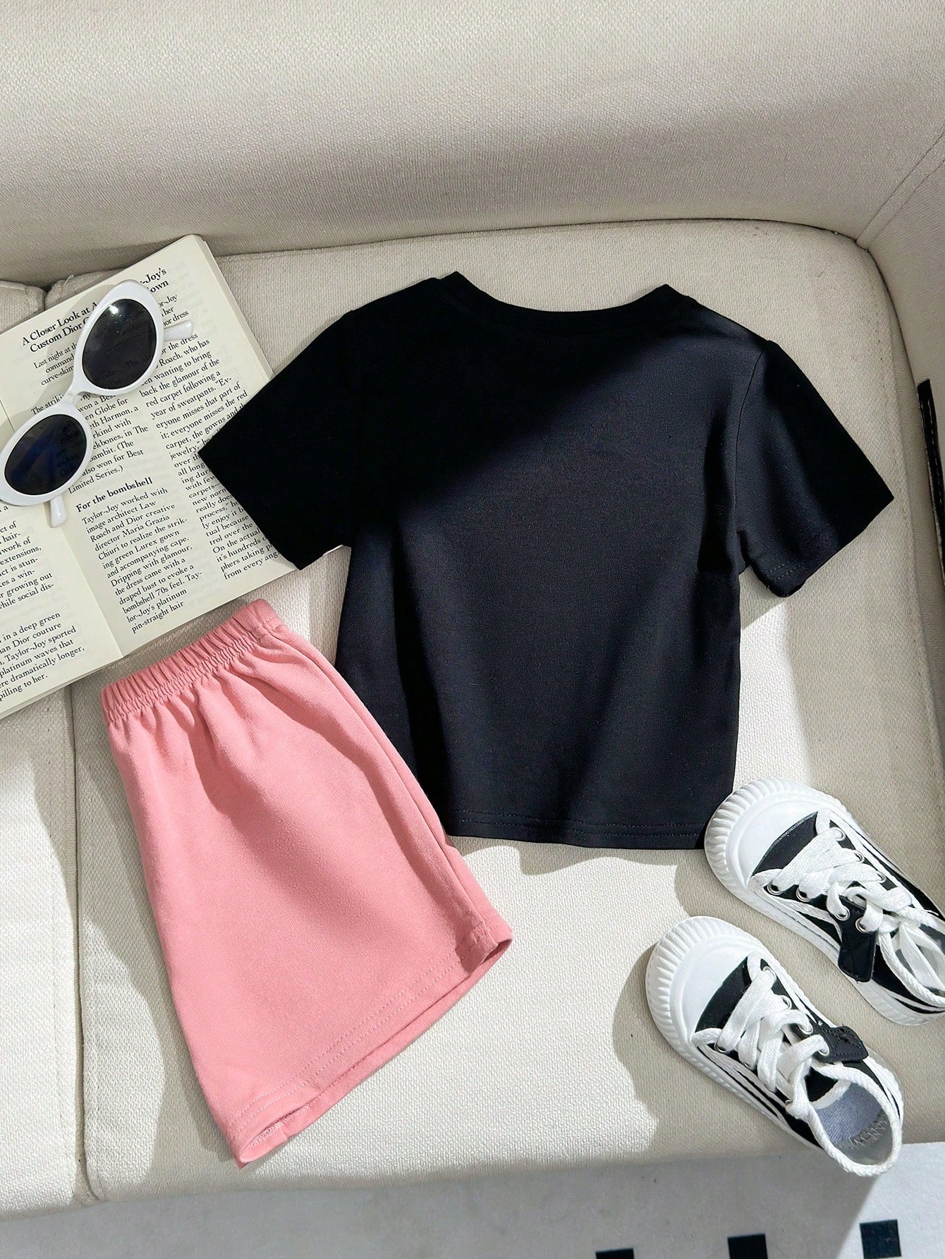 SHEIN Conjunto informal para niña preadolescente con camiseta de cuello redondo y mangas cortas impresa y shorts