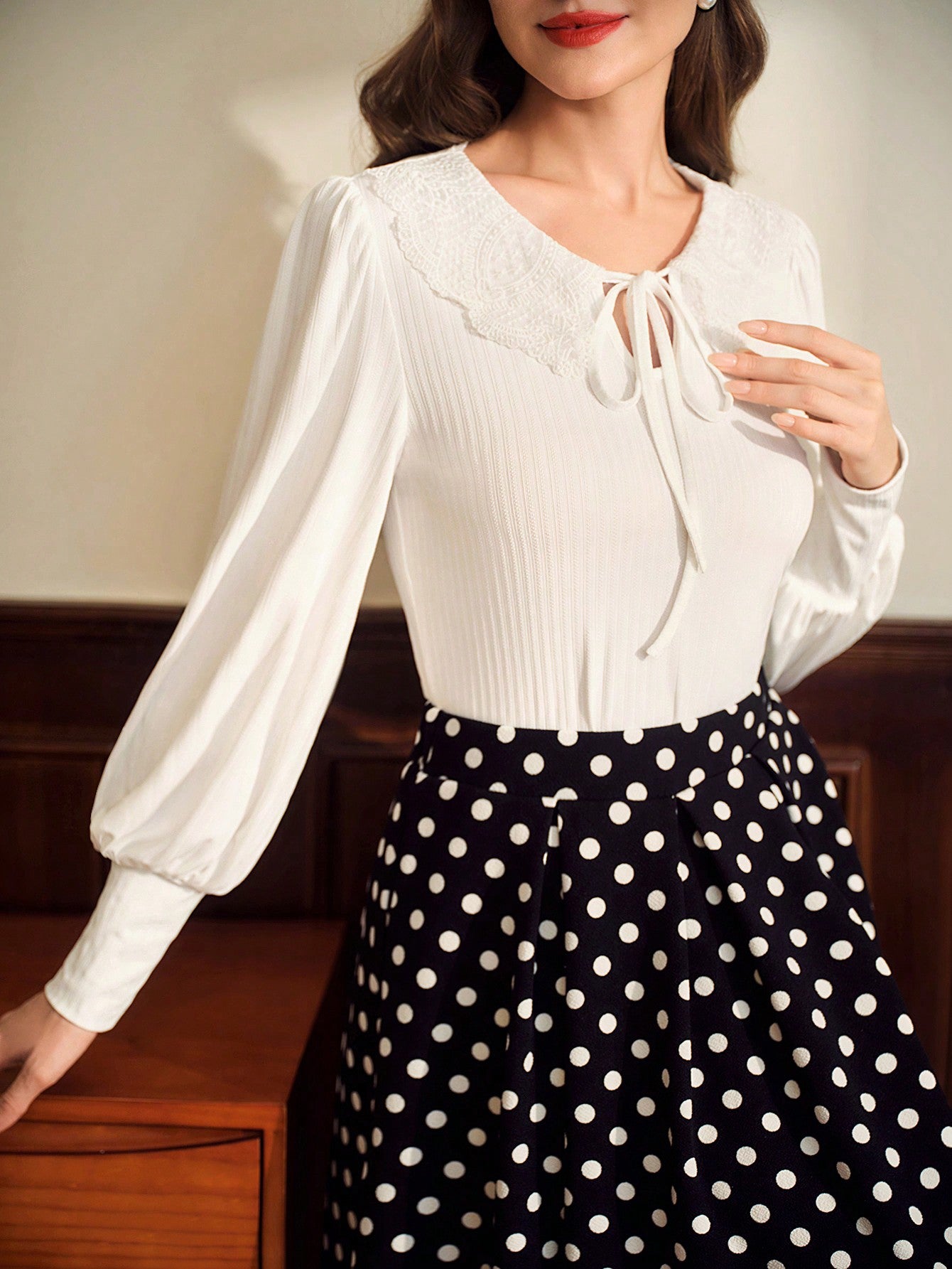SHEIN DECDS Camiseta casual de mujer con cuello redondo, manga globo larga, raglán, contraste de encaje y bordado, ajuste ceñido, elástico, elegante y vintage para otoño, invierno, Halloween, fiesta