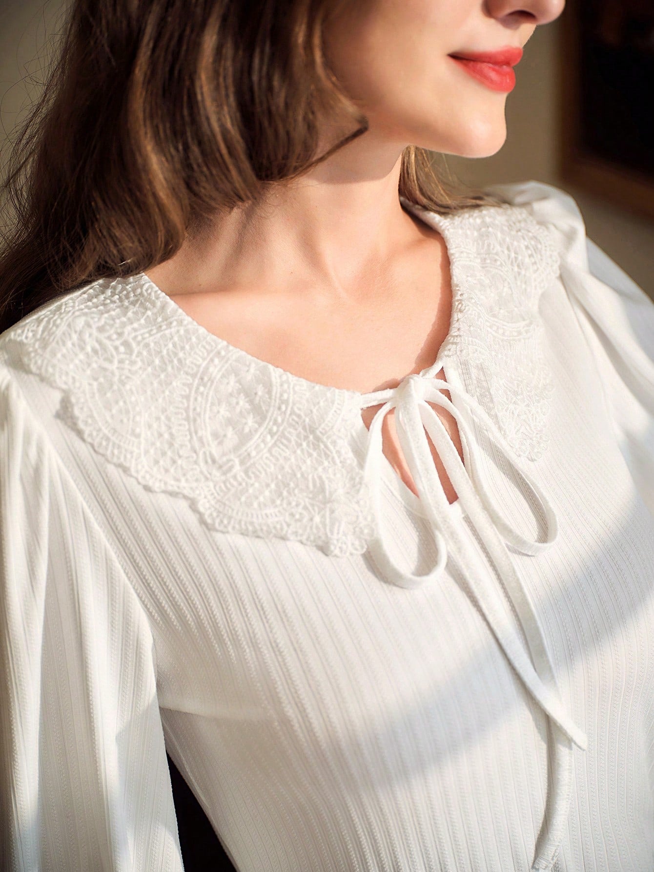 SHEIN DECDS Camiseta casual de mujer con cuello redondo, manga globo larga, raglán, contraste de encaje y bordado, ajuste ceñido, elástico, elegante y vintage para otoño, invierno, Halloween, fiesta