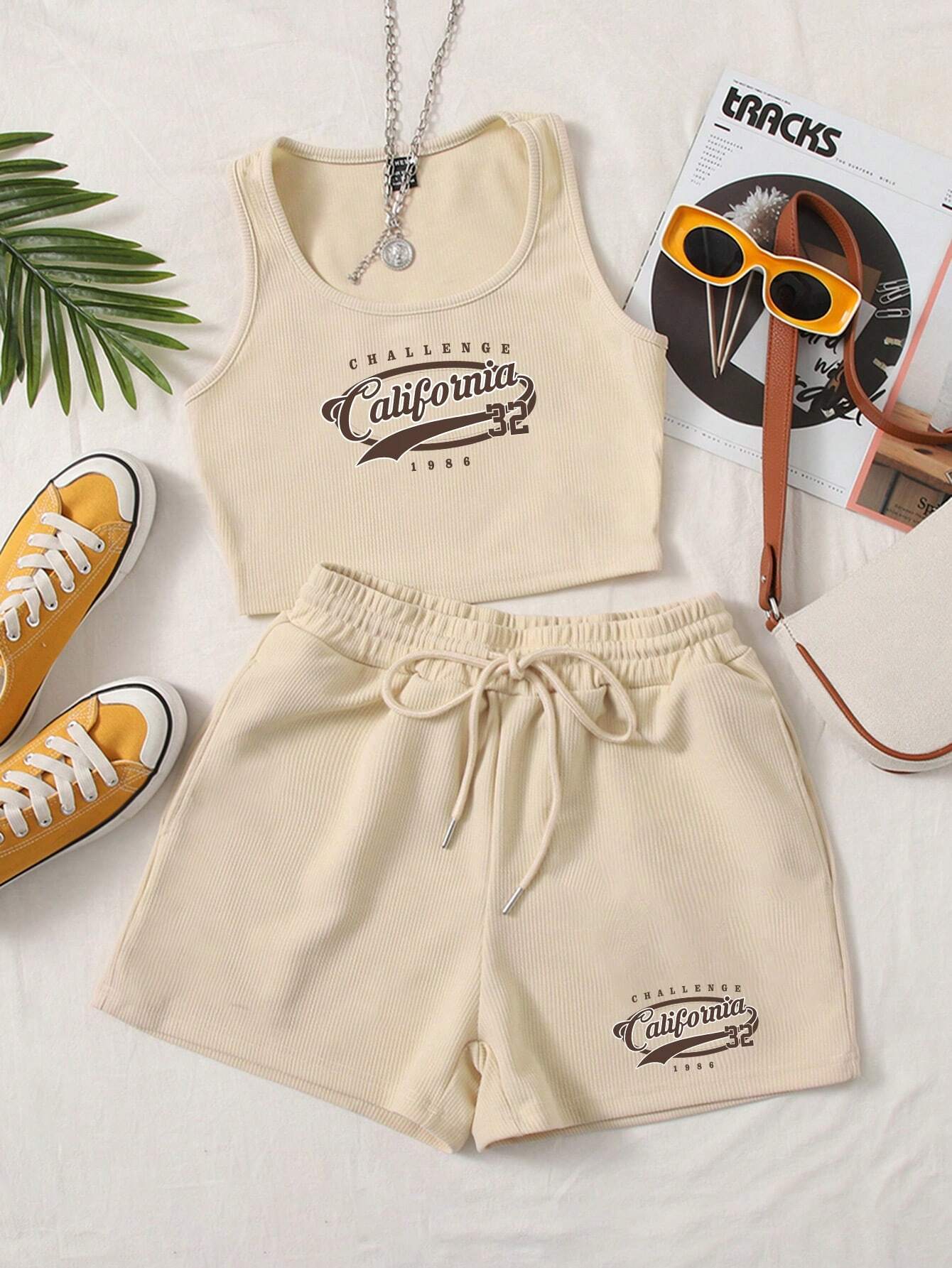 SHEIN EZwear 2 piezas/set Camiseta ajustada de cuello redondo con gráfico "CALIFORNIA" y shorts ajustados con cordón en la cintura para mujer, de verano