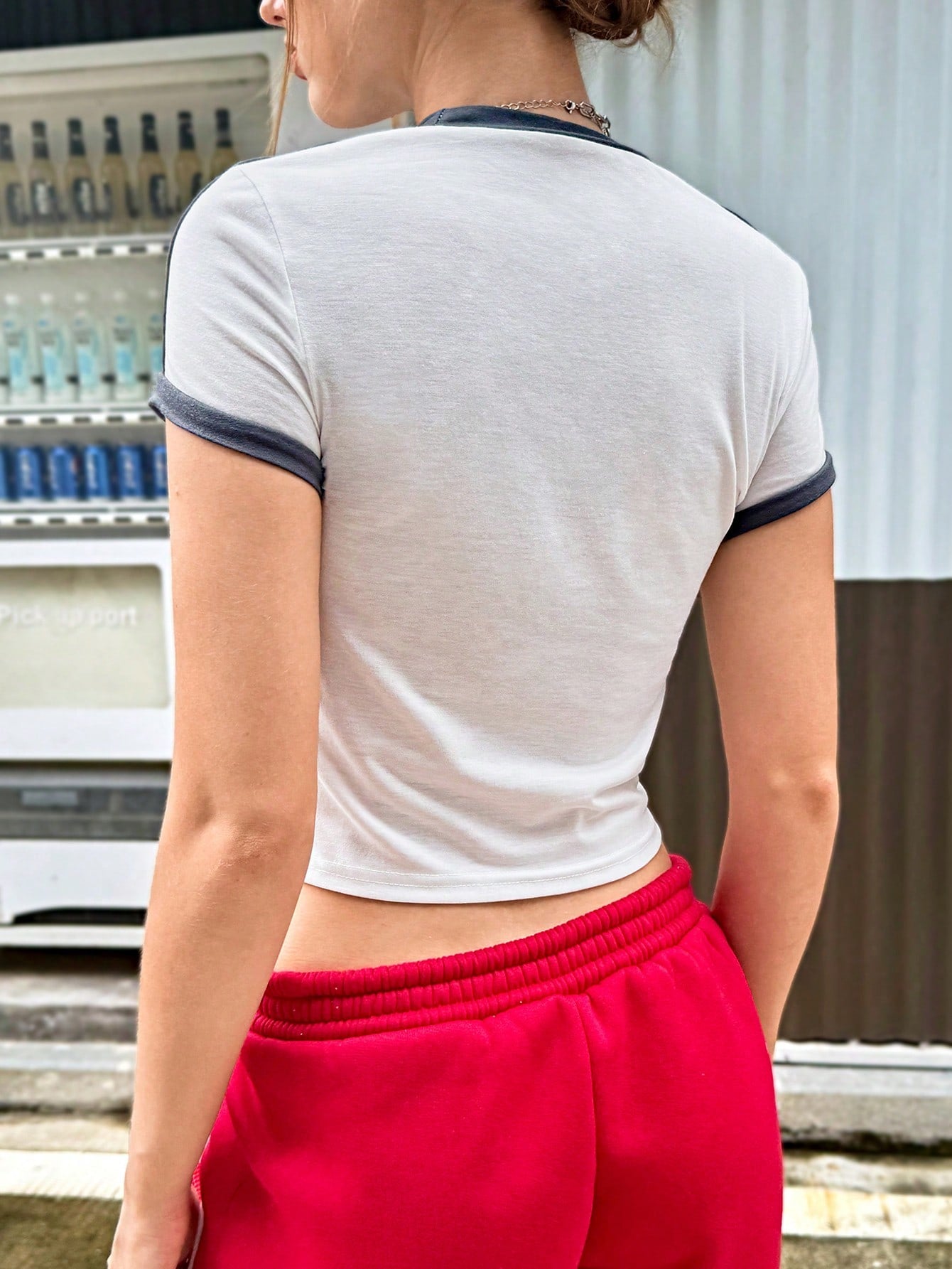 SHEIN EZwear Camiseta casual corta con estampado de número y ribete de contraste para verano