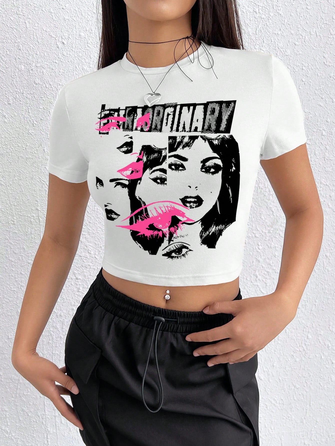SHEIN EZwear Camiseta casual para mujer con cuello redondo, manga corta y ajuste entallado con estampado de letras y personajes