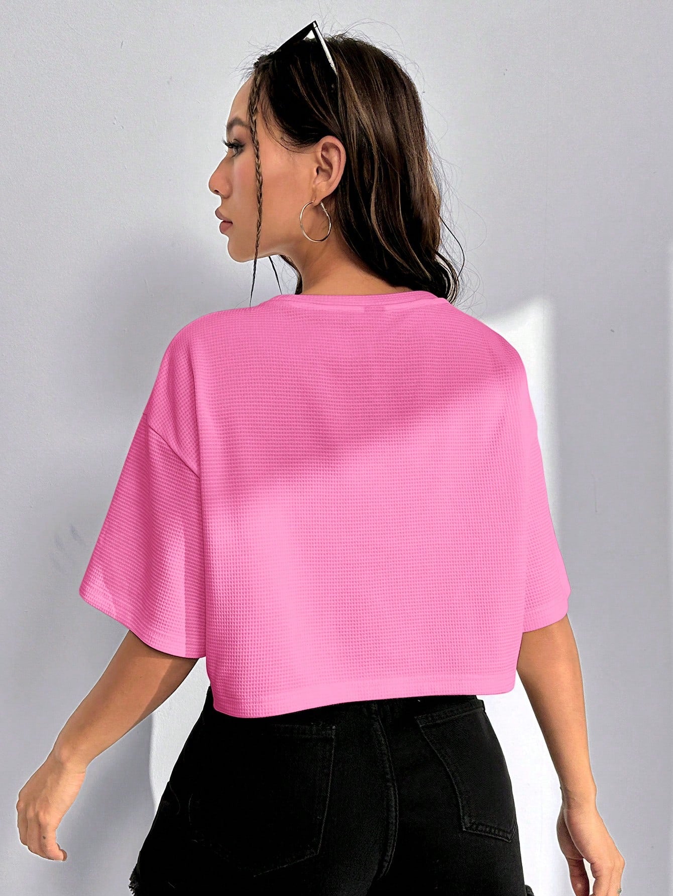 SHEIN EZwear Camiseta de hombros caídos con parche de letra