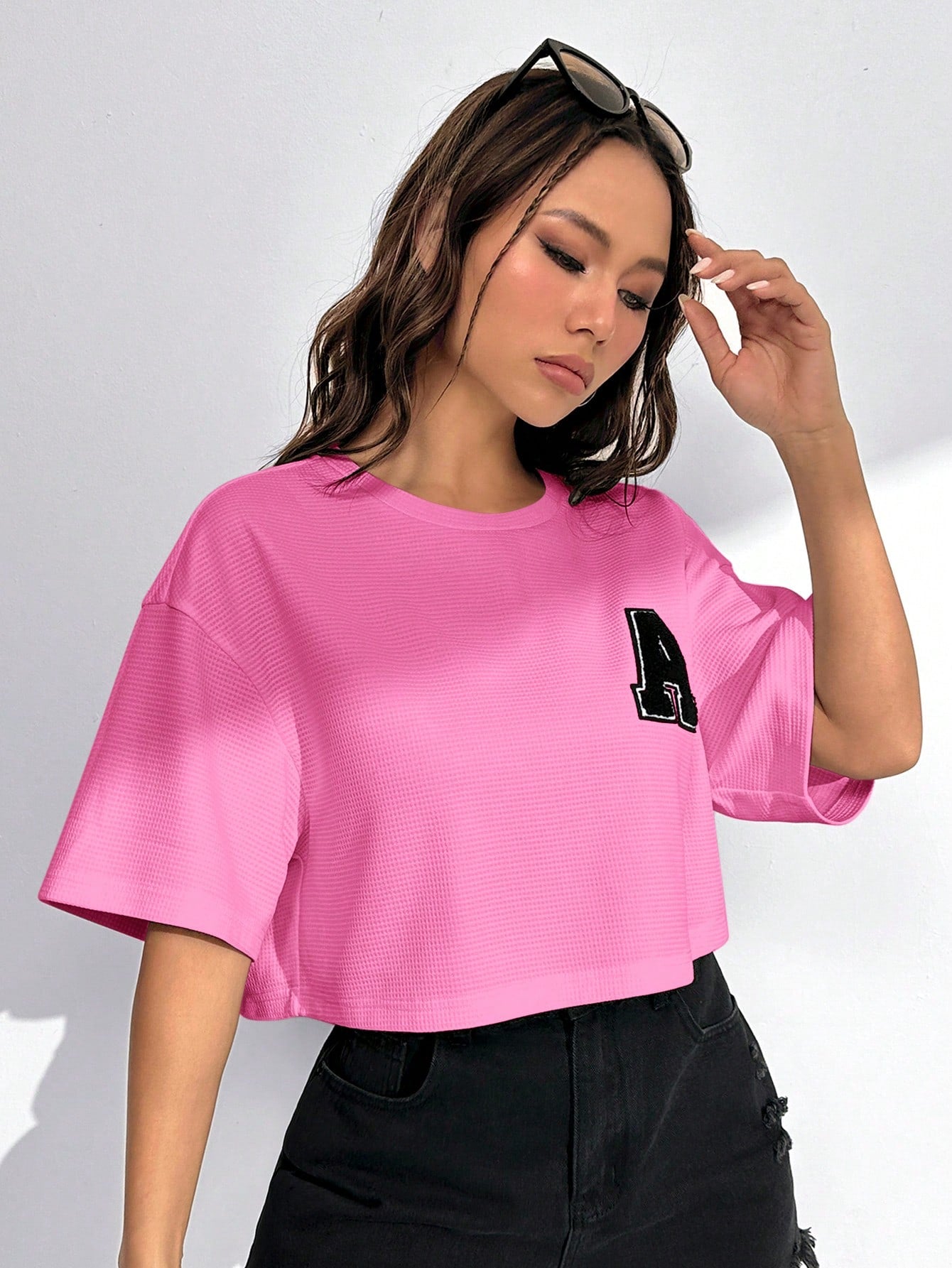 SHEIN EZwear Camiseta de hombros caídos con parche de letra