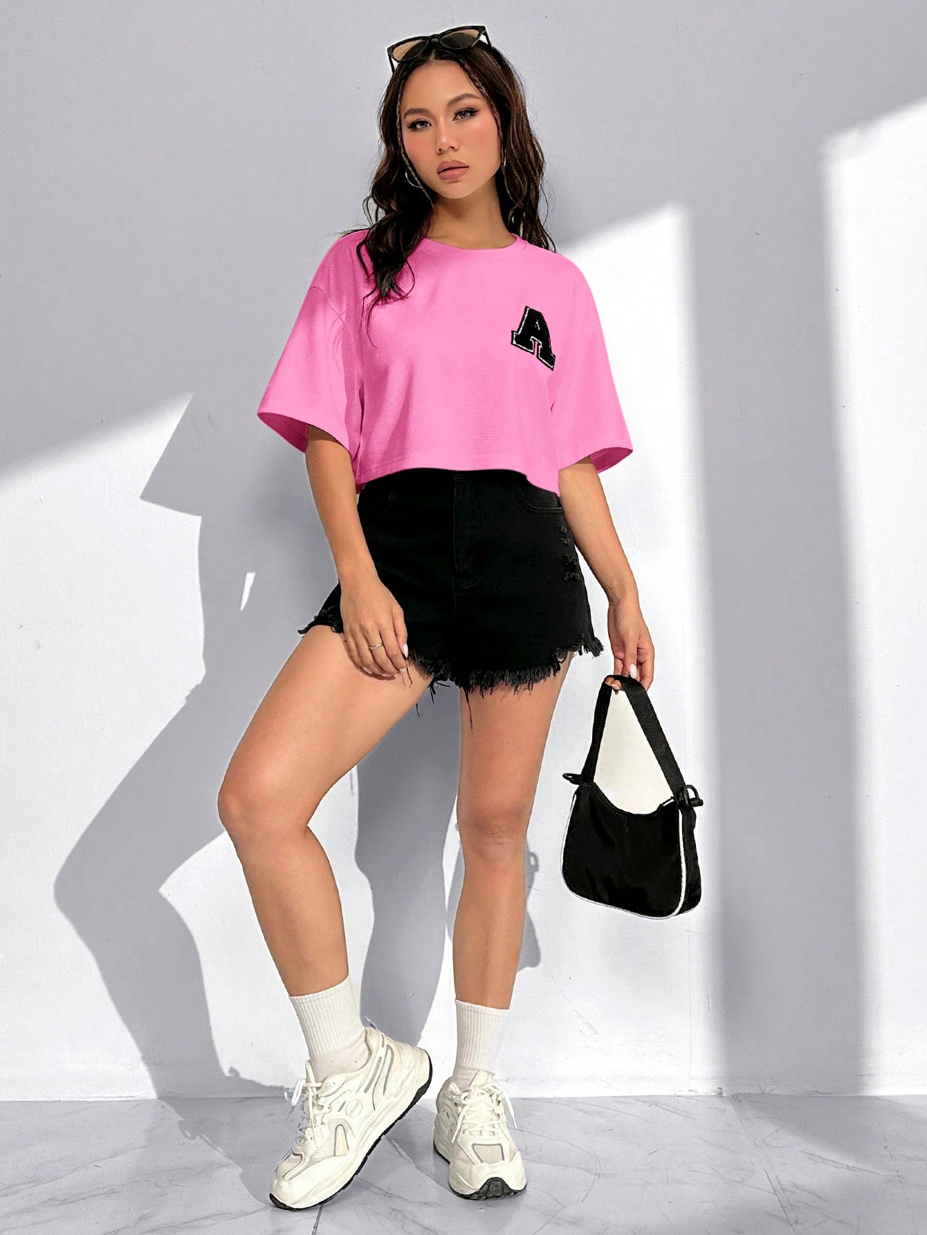 SHEIN EZwear Camiseta de hombros caídos con parche de letra
