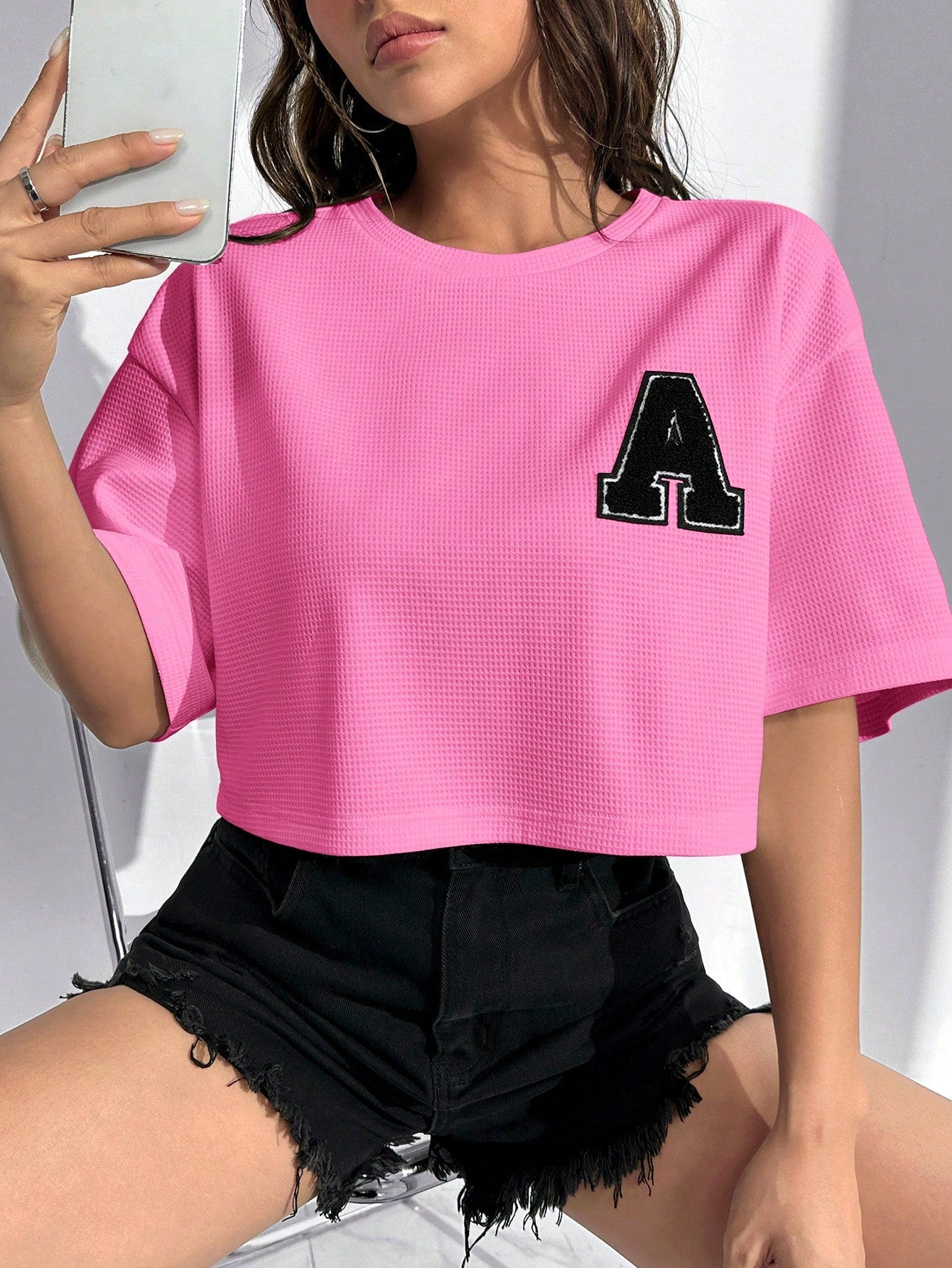 SHEIN EZwear Camiseta de hombros caídos con parche de letra