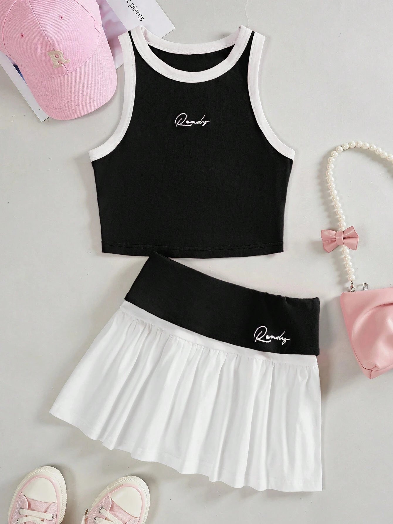 SHEIN EZwear Conjunto de chaleco tejido con ribete de contraste bordado con letras y mini falda plisada para mujeres