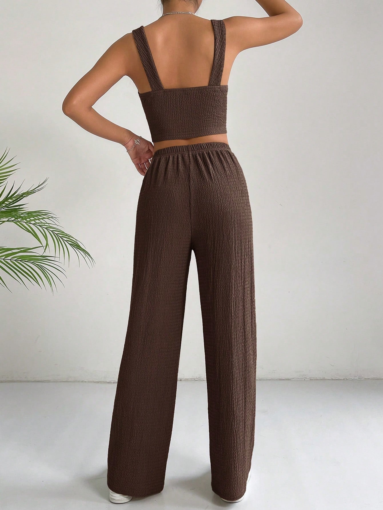 SHEIN EZwear Conjunto de dos piezas con top corto estilo camisola y pantalones de pierna ancha
