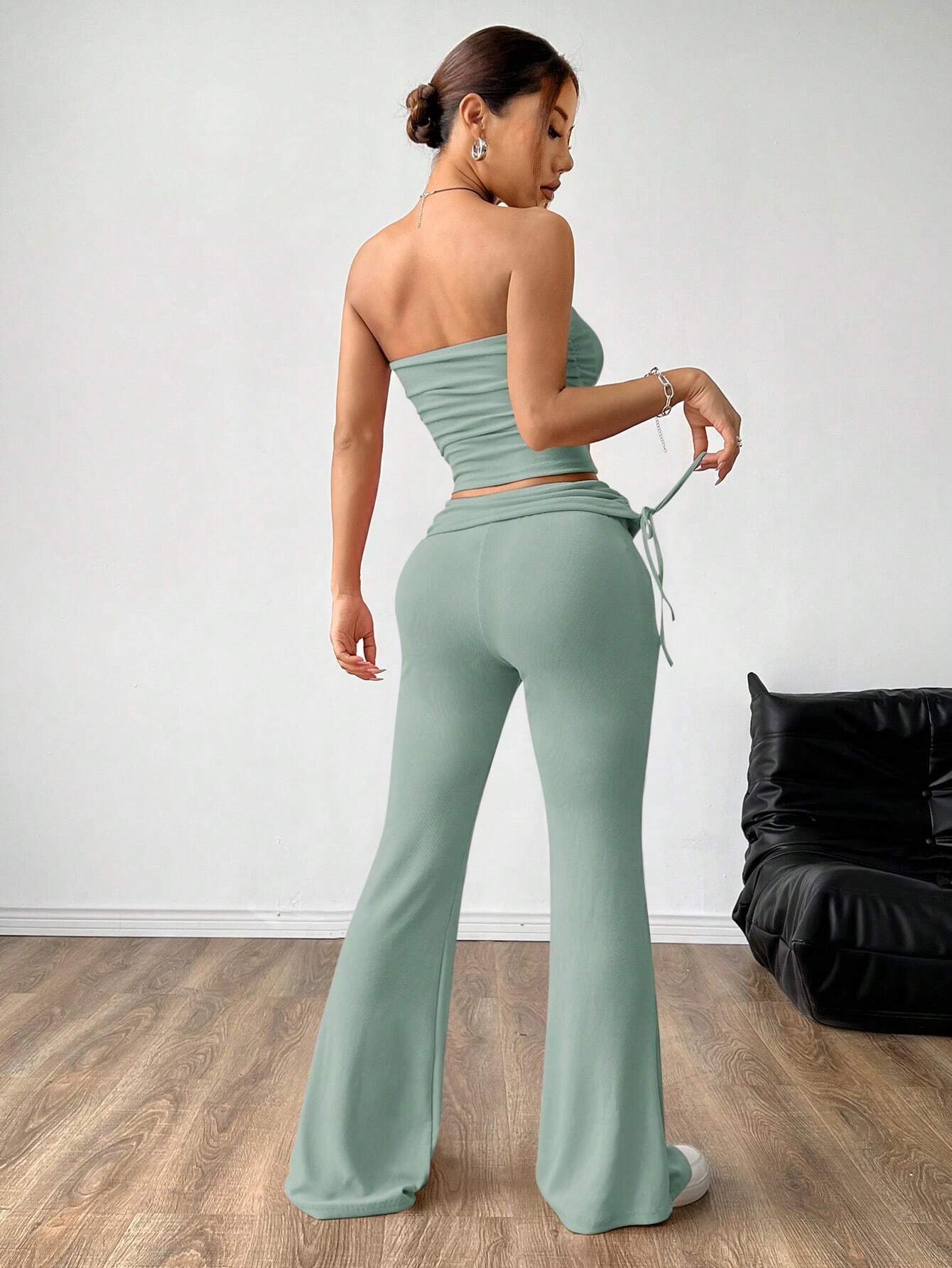 SHEIN EZwear Conjunto de top sencillo sin tirantes para mujer y pantalones largos ajustados plisados con cordón lateral