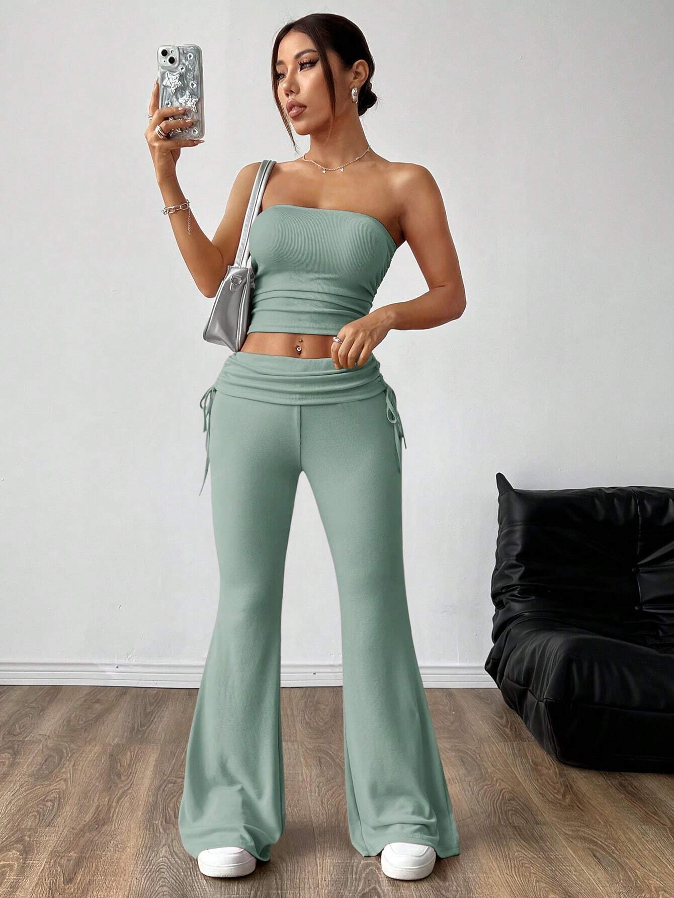 SHEIN EZwear Conjunto de top sencillo sin tirantes para mujer y pantalones largos ajustados plisados con cordón lateral