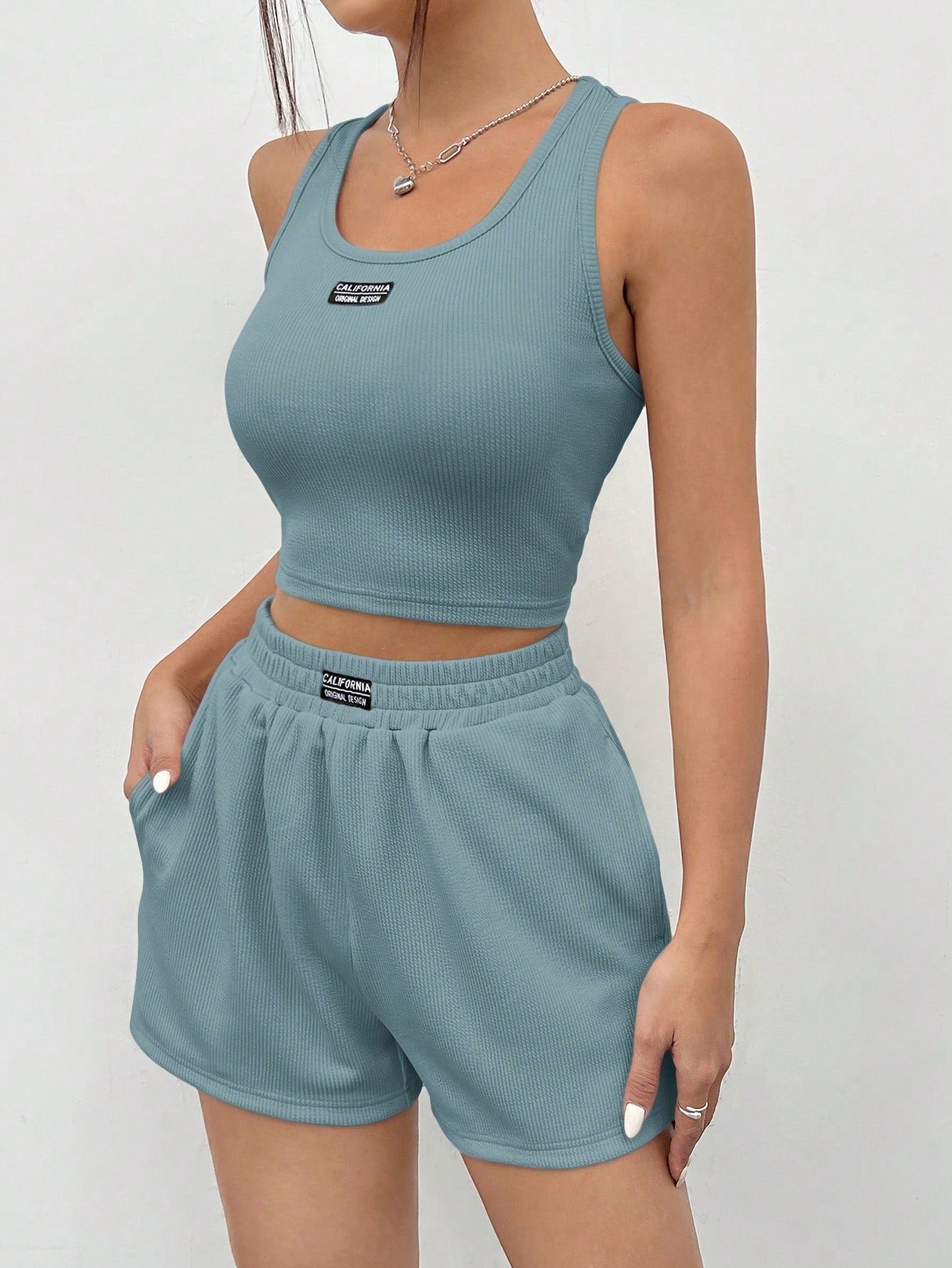 SHEIN EZwear Conjunto de top sin mangas y shorts de punto en tono azul neblina para mujeres