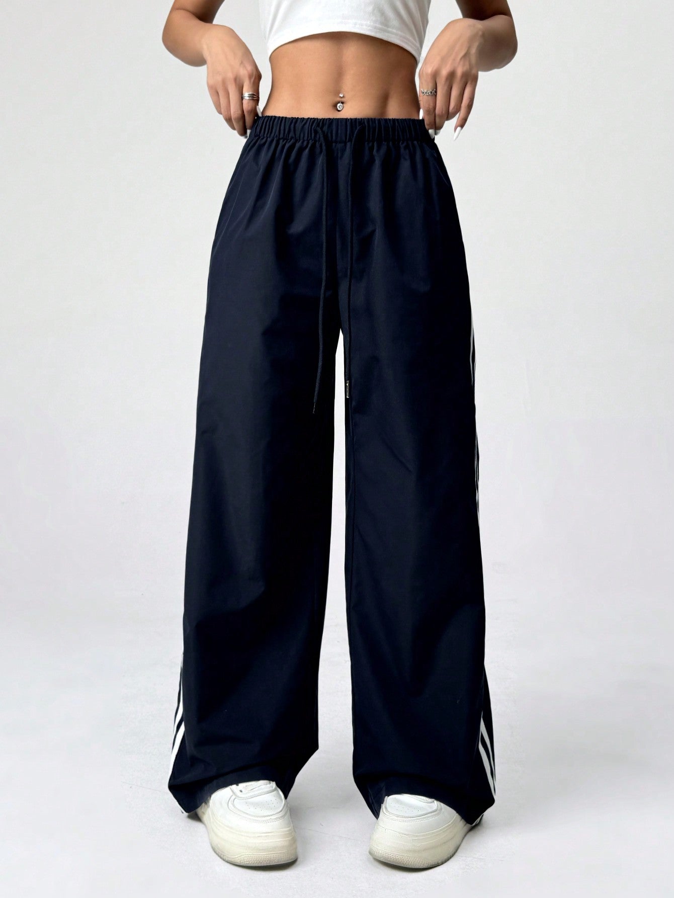 SHEIN EZwear Pantalones cargo holgados de pierna ancha con cordón en la cintura y rayas laterales para mujer