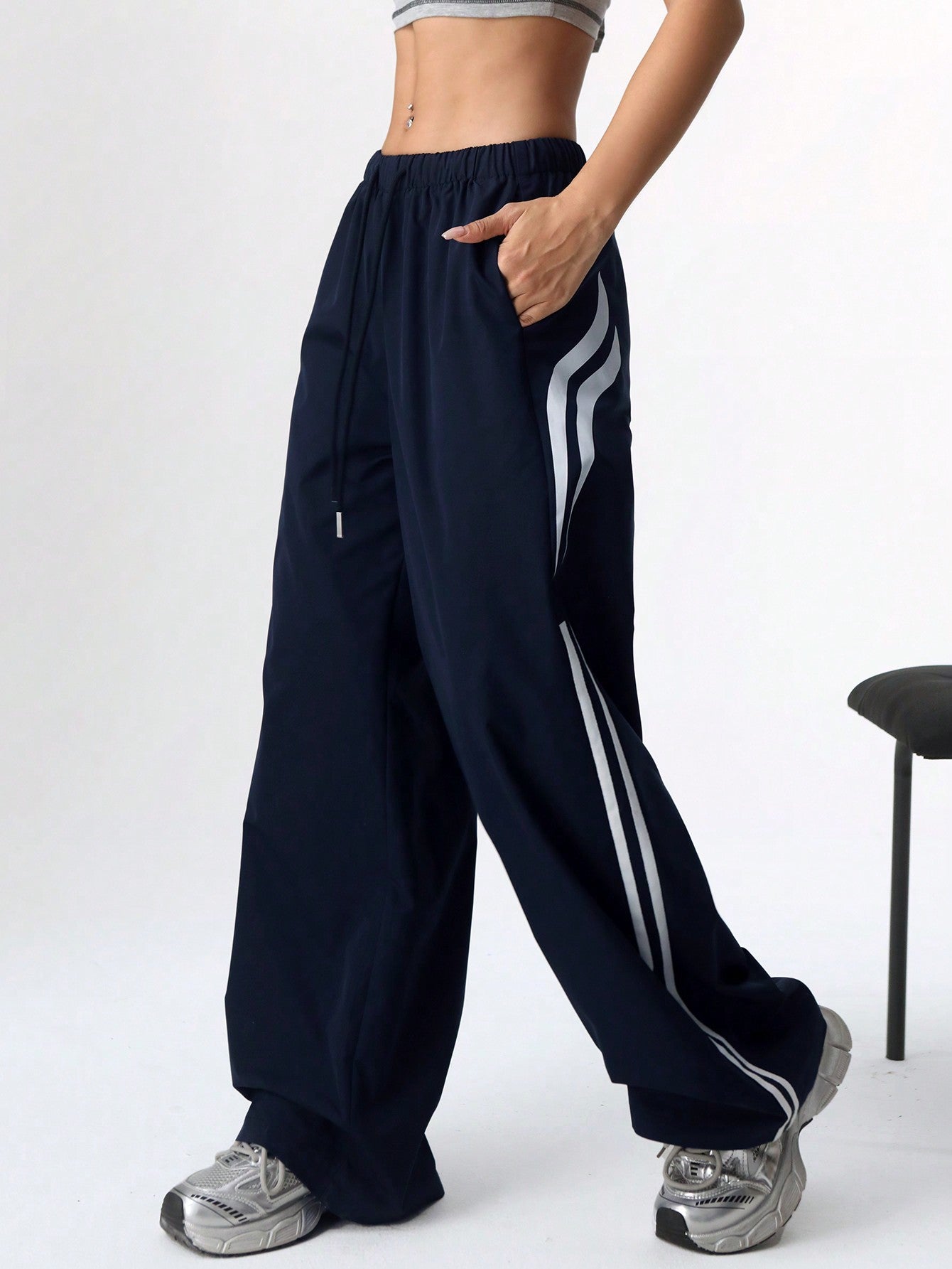 SHEIN EZwear Pantalones cargo holgados de pierna ancha con cordón en la cintura y rayas laterales para mujer