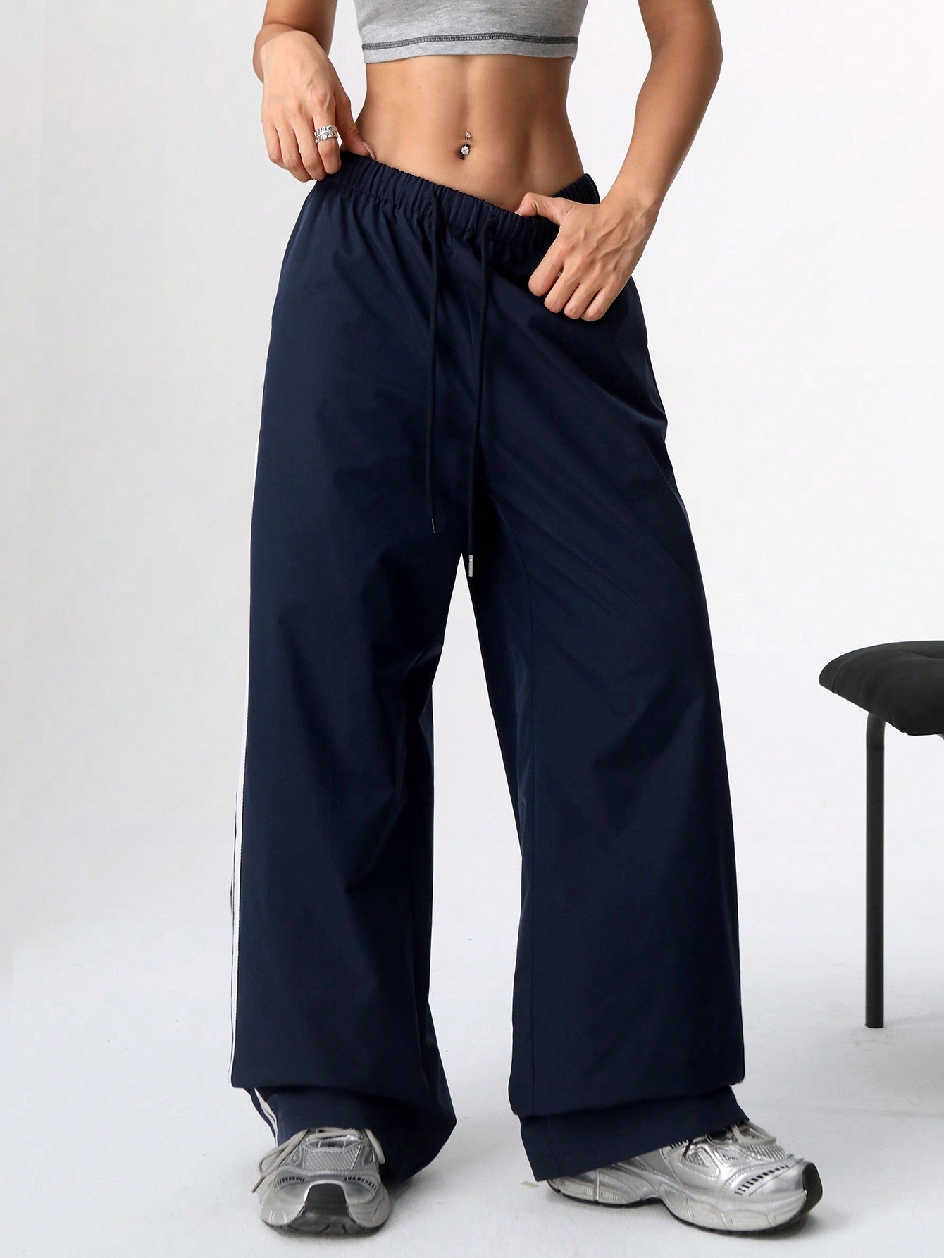 SHEIN EZwear Pantalones cargo holgados de pierna ancha con cordón en la cintura y rayas laterales para mujer