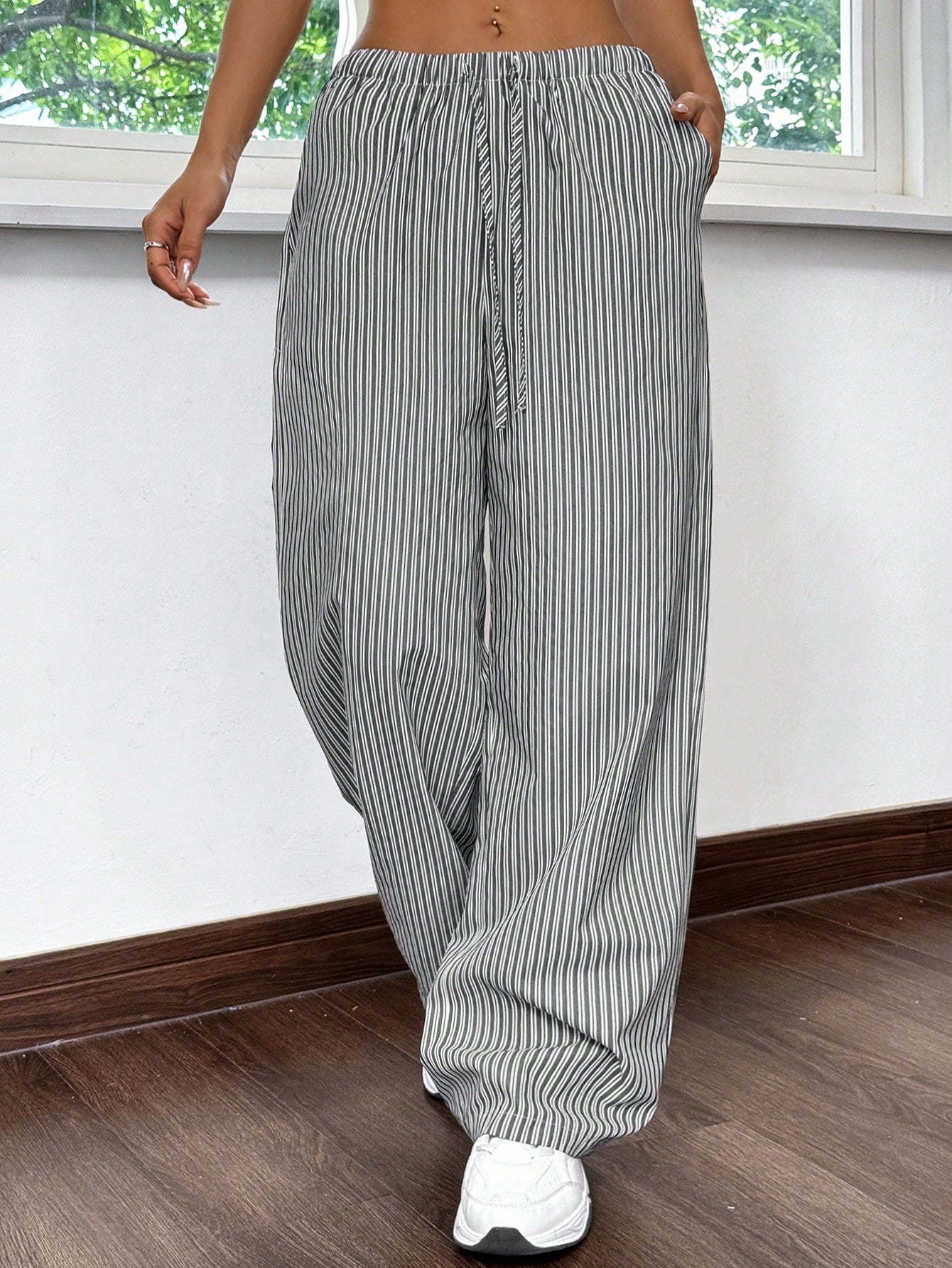 SHEIN EZwear Pantalones de rayas negras y blancas para mujer