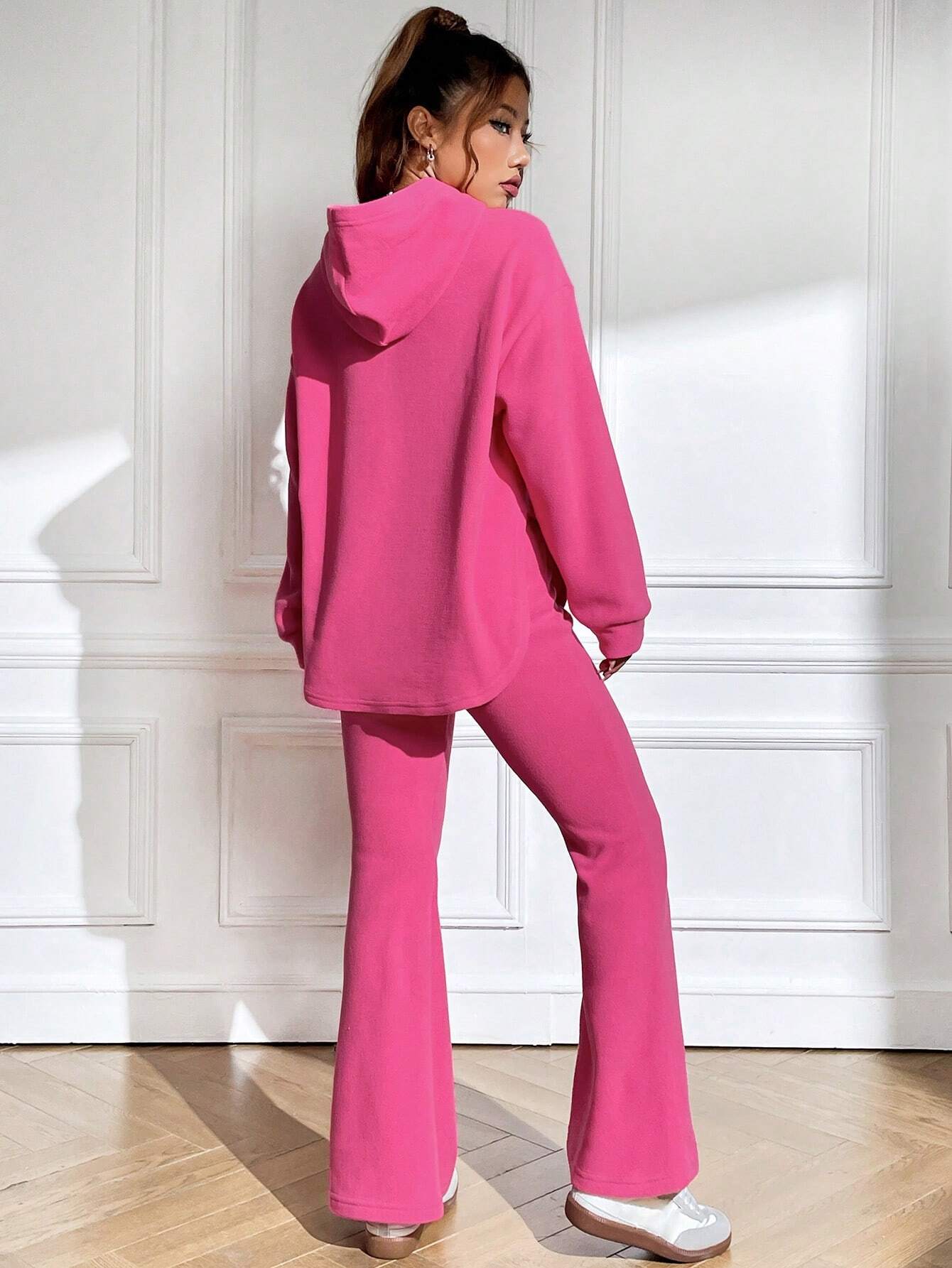 SHEIN EZwear Sudadera con capucha de hombros caídos con parche de letra y pantalones de campana
