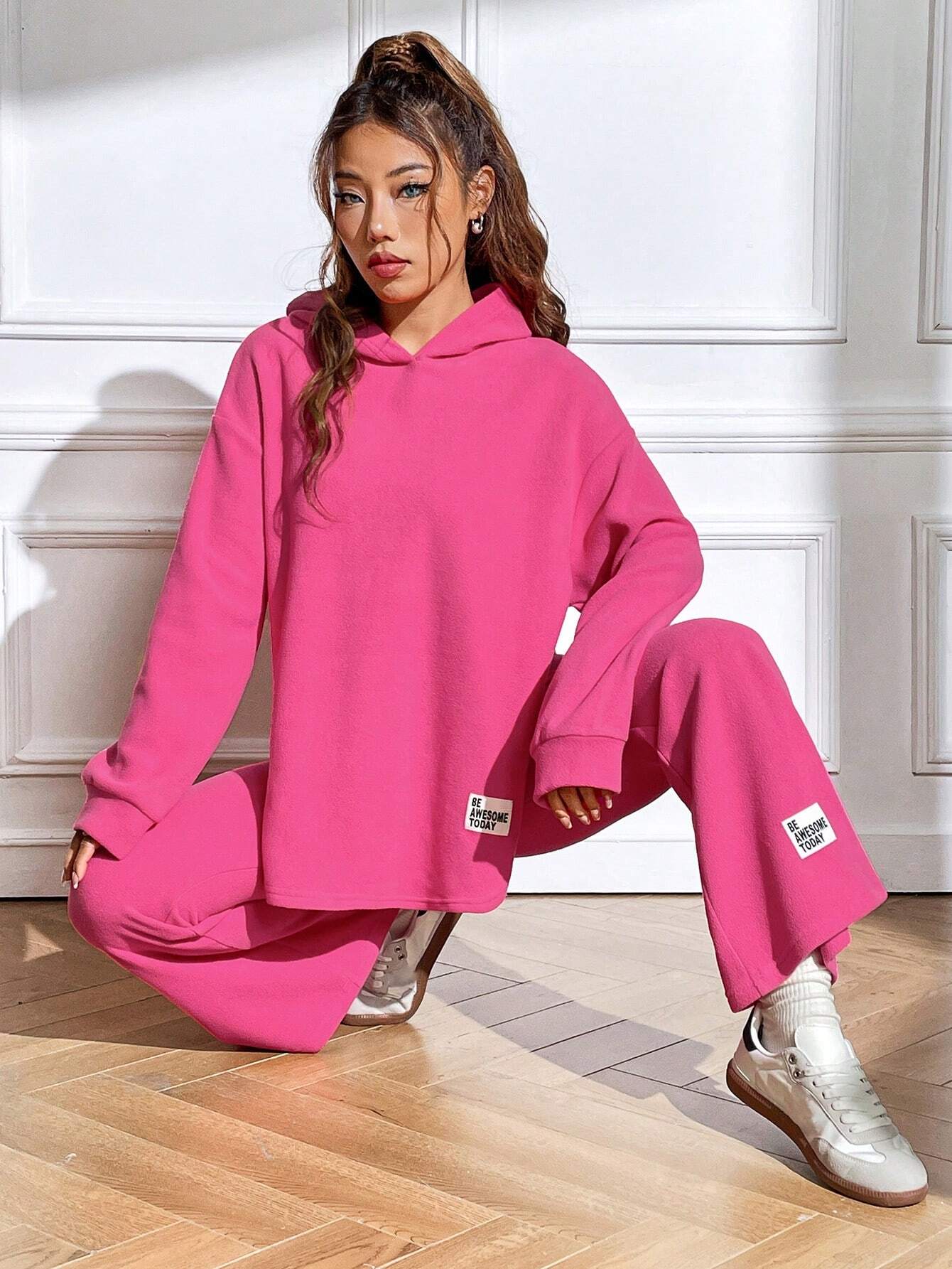 SHEIN EZwear Sudadera con capucha de hombros caídos con parche de letra y pantalones de campana