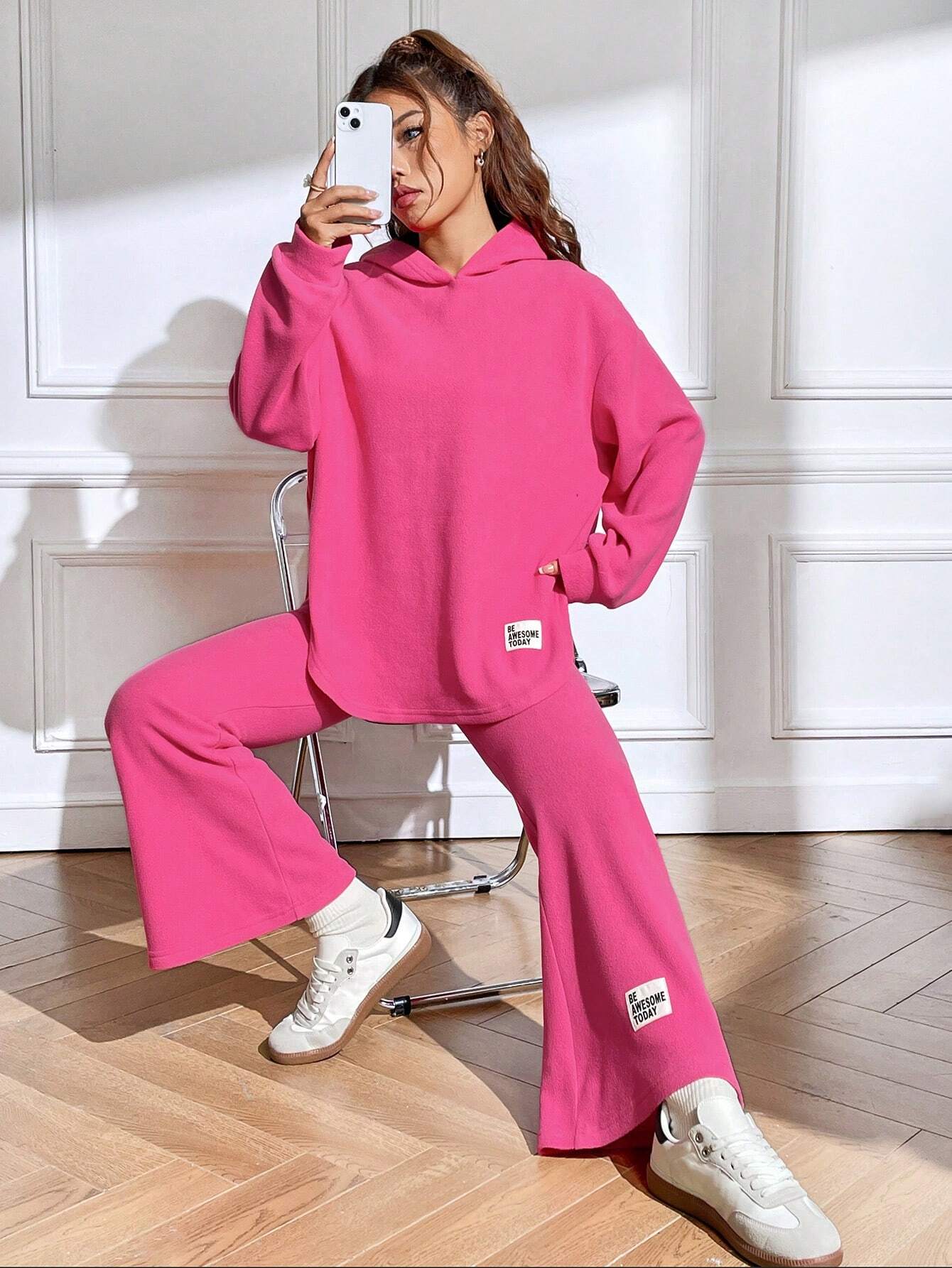 SHEIN EZwear Sudadera con capucha de hombros caídos con parche de letra y pantalones de campana