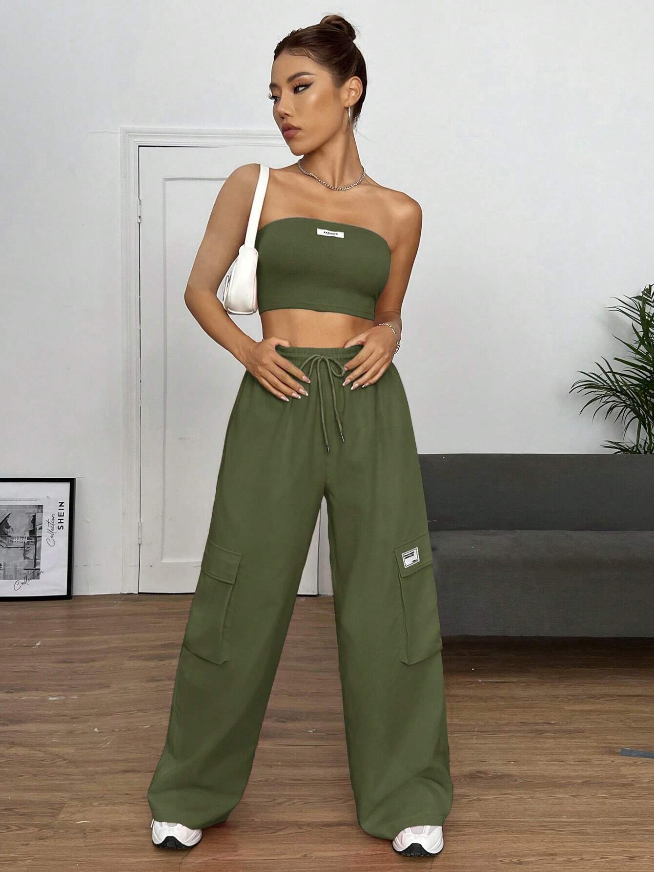 SHEIN EZwear con parche de letra Top bandeau & Pantalones cargo - Conjunto