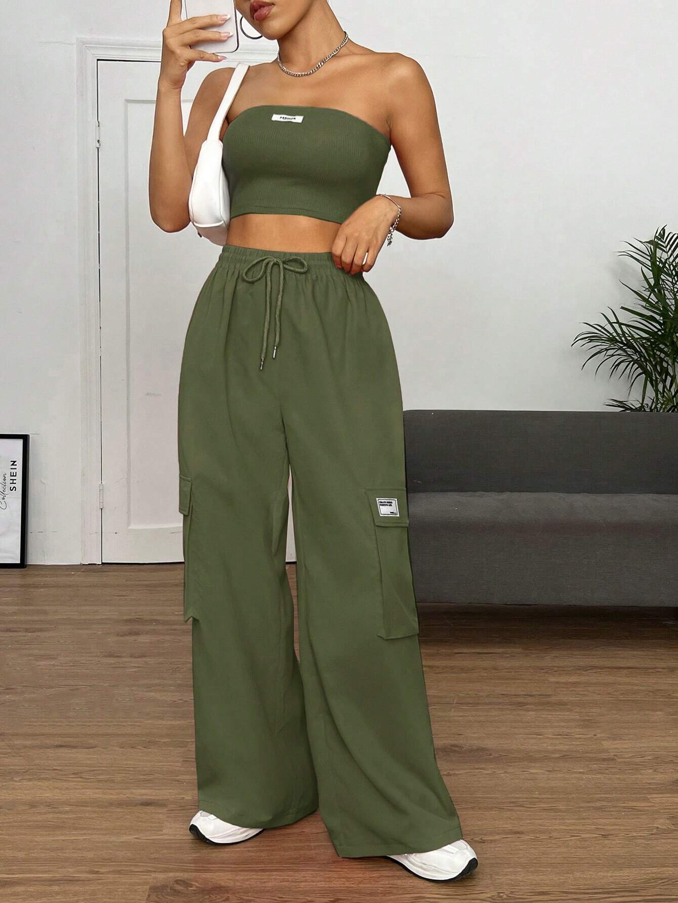 SHEIN EZwear con parche de letra Top bandeau & Pantalones cargo - Conjunto
