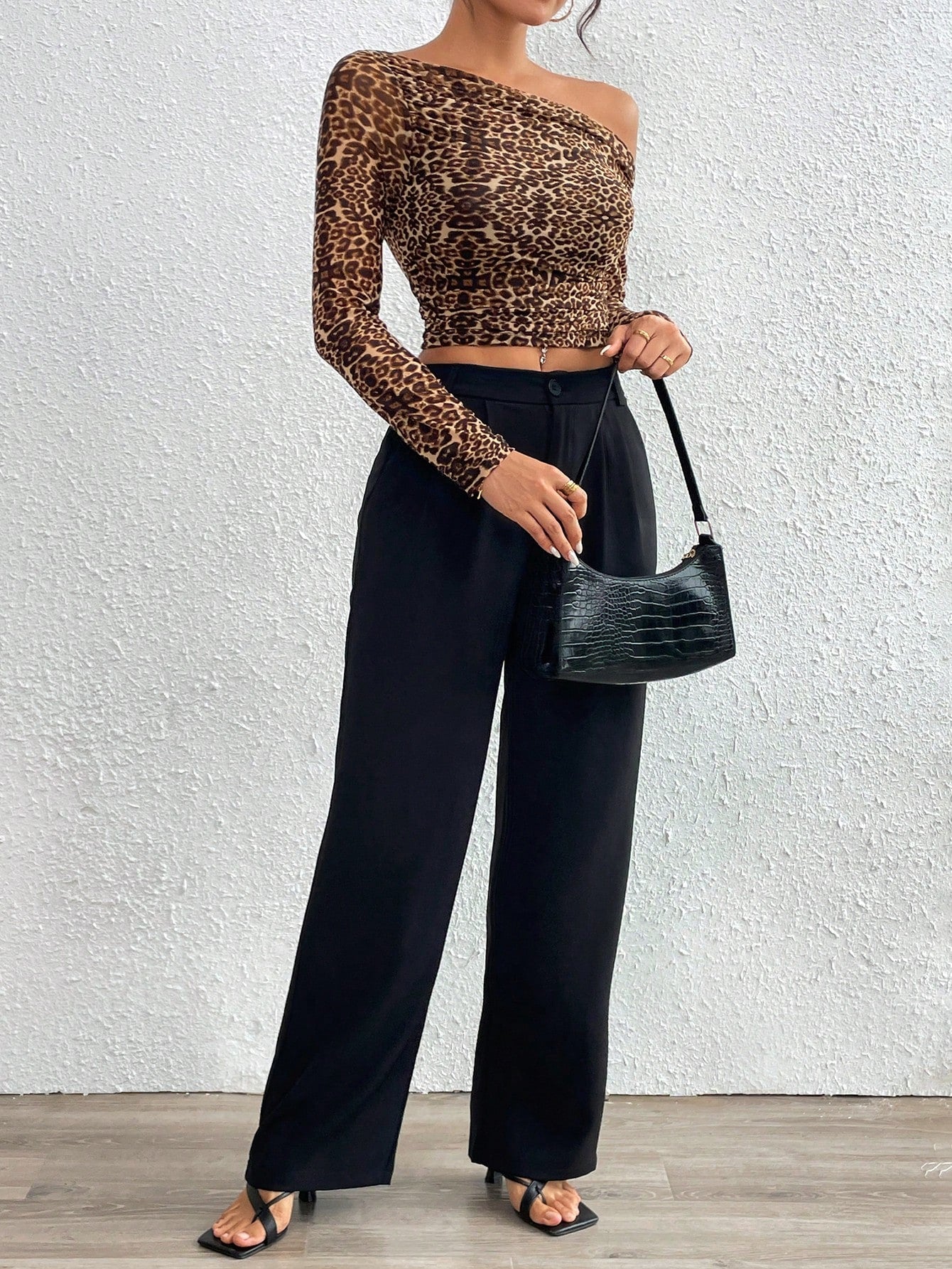 SHEIN Essnce Camiseta elegante de manga larga con cuello asimétrico y estampado de leopardo ajustada para mujeres