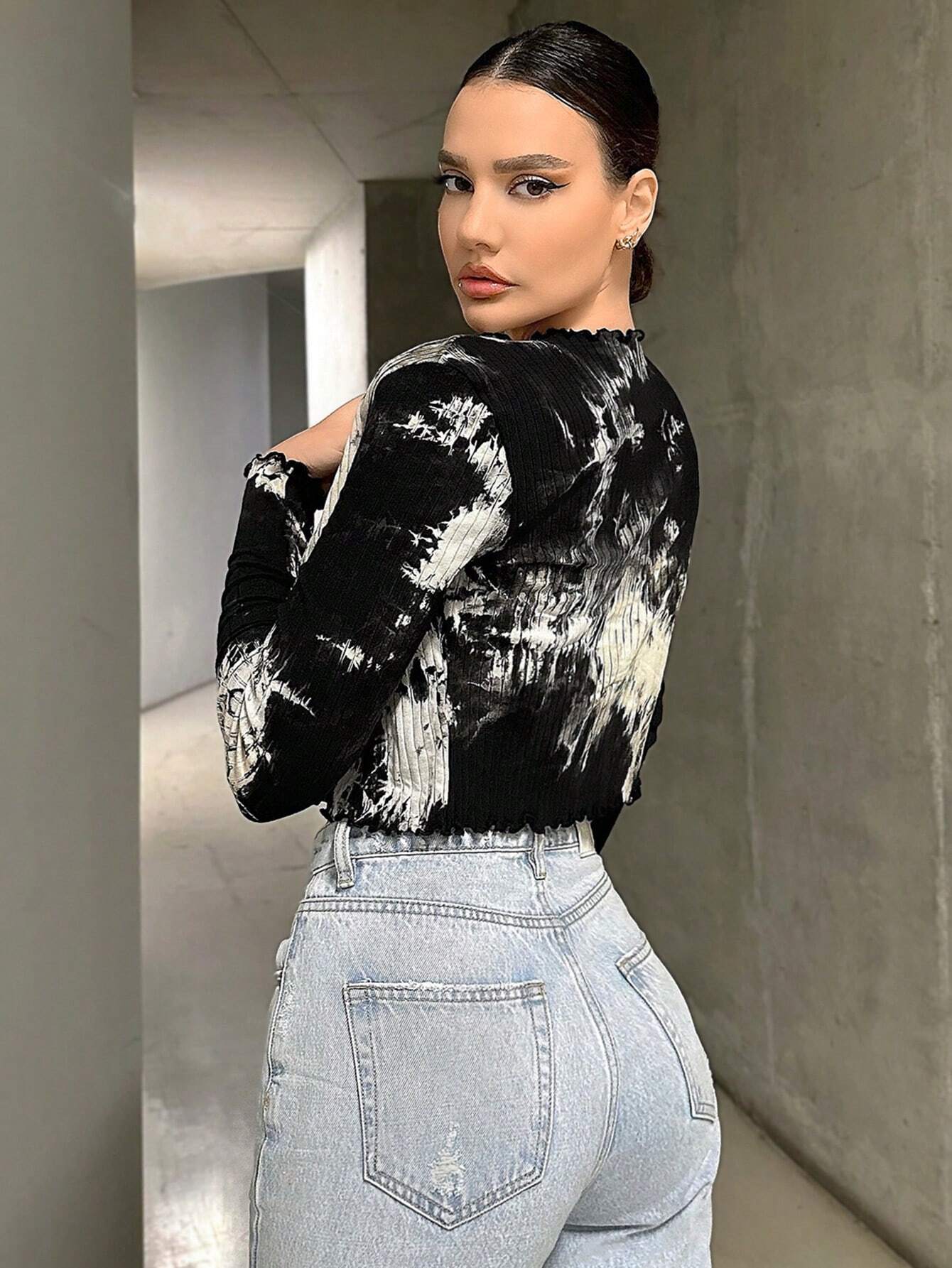 SHEIN Essnce Conjunto de dos piezas para mujer de top corto sin tirantes y chaqueta corta de punto teñido anudado