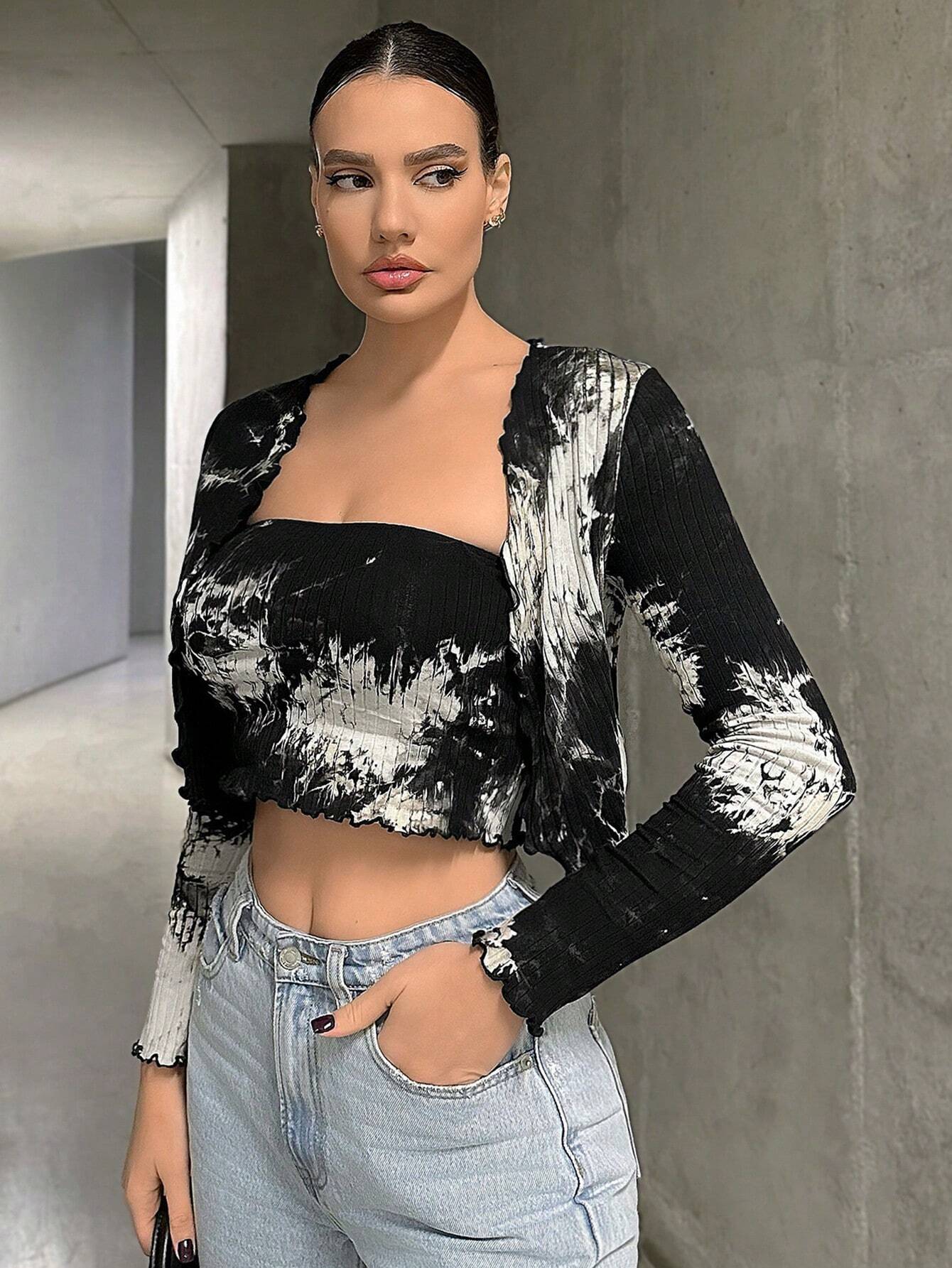 SHEIN Essnce Conjunto de dos piezas para mujer de top corto sin tirantes y chaqueta corta de punto teñido anudado