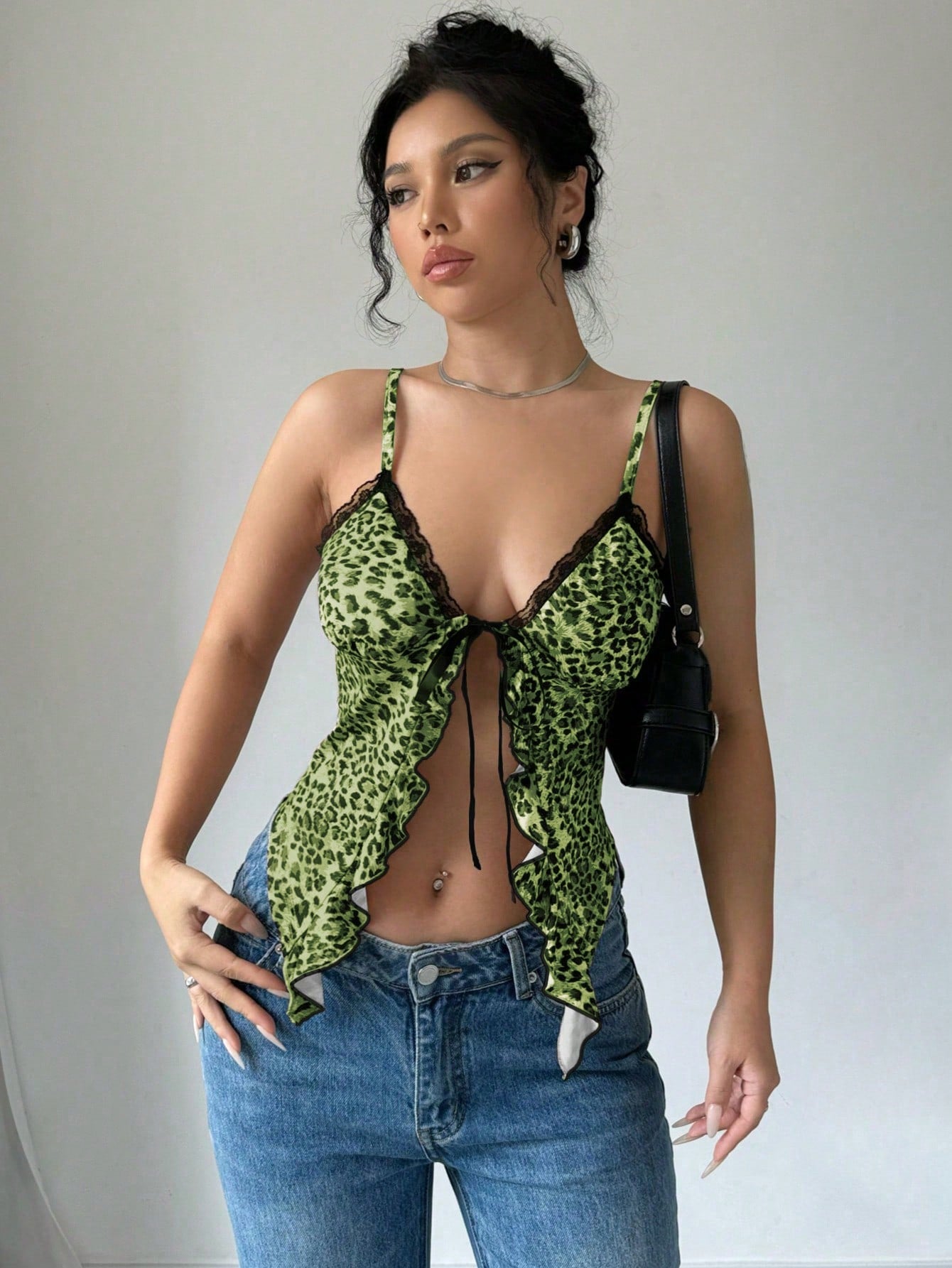 SHEIN ICON Camiseta de tirantes con dobladillo con volantes, estampado de leopardo y floral, con detalle de encaje y lazo para mujer