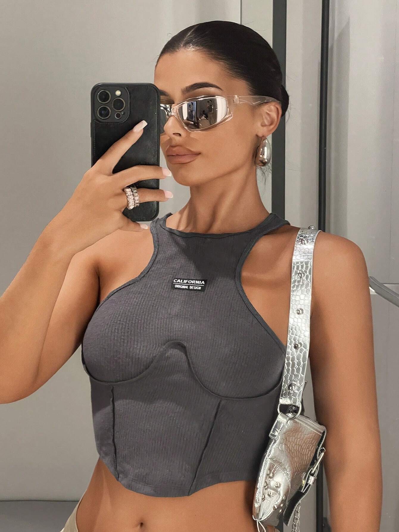 SHEIN ICON Top tank con diseño de parche de letra bajo curvo