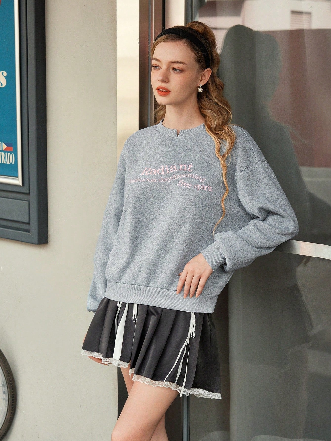 SHEIN MOD Sudadera holgada con cuello redondo gris, bordada adorablemente, ropa de regreso a la escuela, sudadera gris, sudadera con cuello redondo, atuendos de otoño para mujer