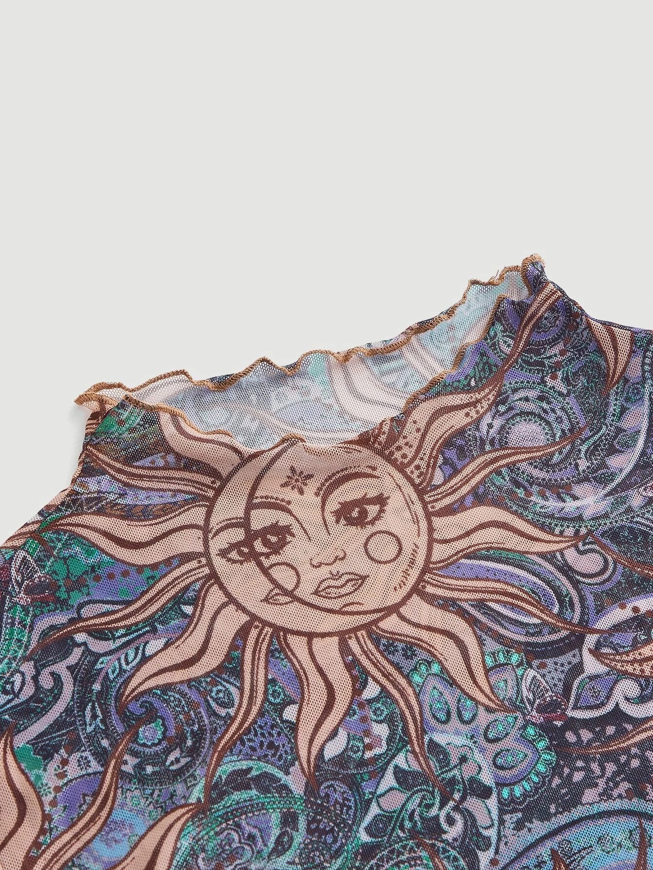 SHEIN MOD Top crop con estampado de sol y luna ribete en forma de lechuga de cuello alto
