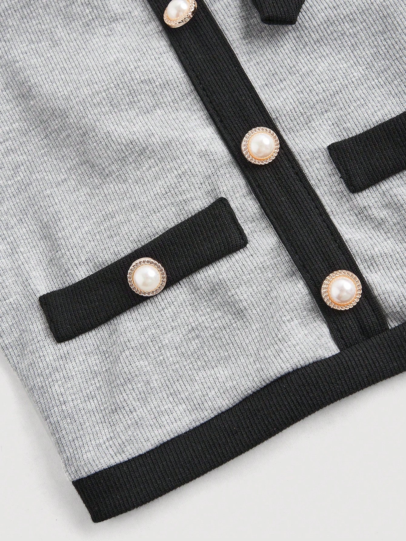 SHEIN MOD Top sin mangas de cuello redondo para mujer con decoración de botones y lazo en blanco y negro, estilo patchwork, perfecto para una cita nocturna