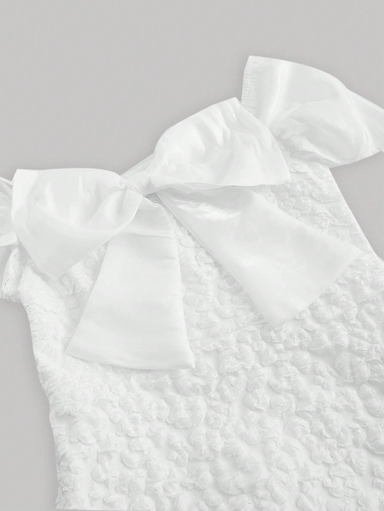 SHEIN MOD Vestido Blanco ajustado De Hombros Descubiertos Con Textura Y Detalle De Lazo Para Mujeres