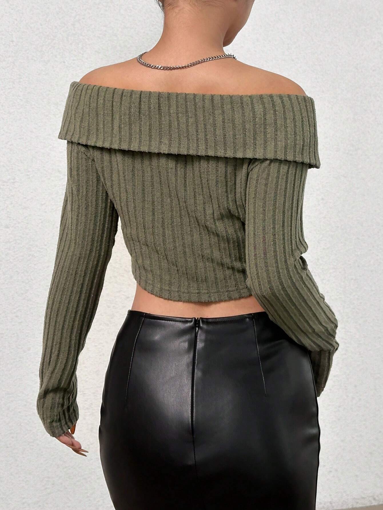 SHEIN EZwear Camiseta Corta Con Hombros Descubiertos Y Cierre Frontal De Cremallera