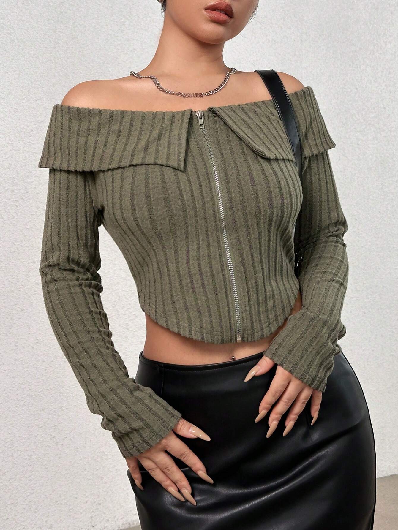SHEIN EZwear Camiseta Corta Con Hombros Descubiertos Y Cierre Frontal De Cremallera