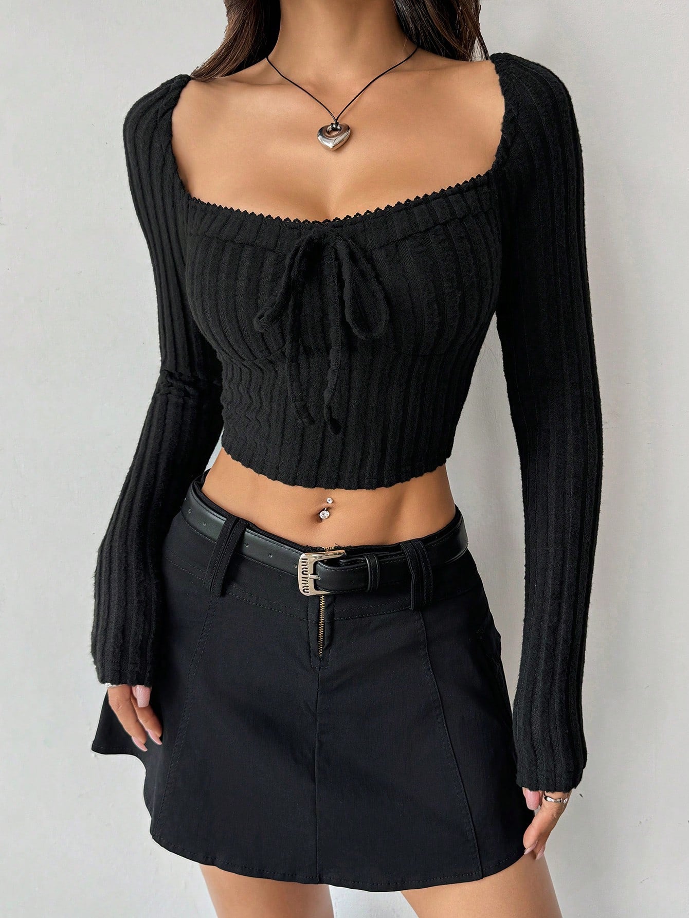 SHEIN MOOSTA Camiseta de manga larga con cuello redondo, lazo y tela texturizada, estilo novia suave y elegante para mujer, Top corto negro de manga larga
