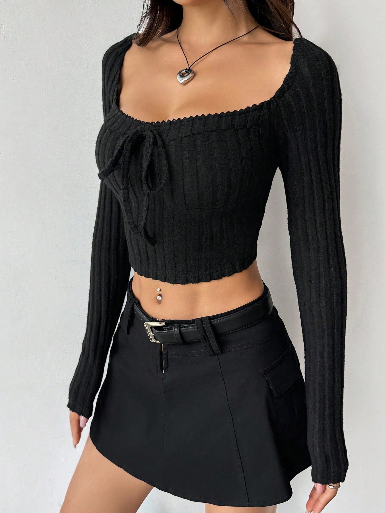 SHEIN MOOSTA Camiseta de manga larga con cuello redondo, lazo y tela texturizada, estilo novia suave y elegante para mujer, Top corto negro de manga larga