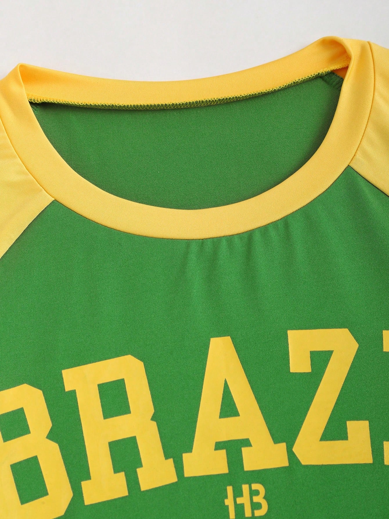 SHEIN EZwear Camiseta de mujer de manga corta con cuello redondo y estampado brasileño de bloques de color