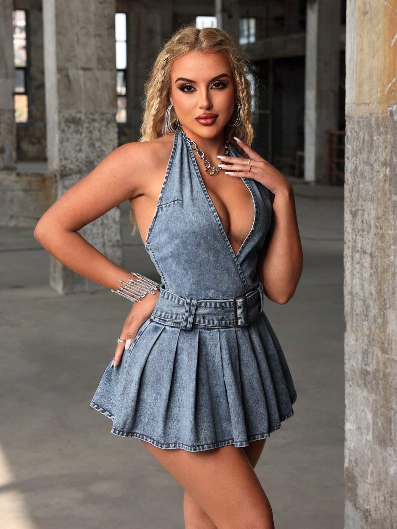 SHEIN SXY Vestido de mezclilla sexy de verano con escote en V profundo, dobladillo de volantes, espalda descubierta y cuello halter